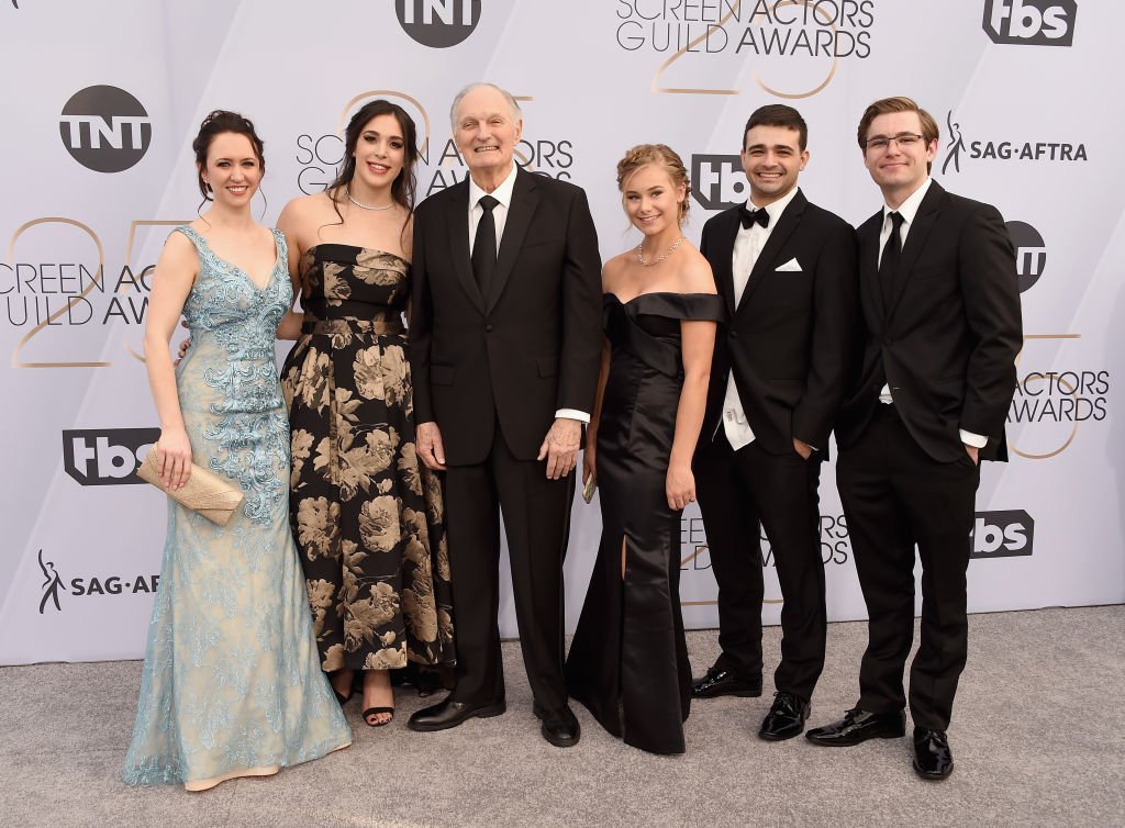 Actor Alan Alda and his six grandchildren at the 2019 SAG Awards. I Image: Getty Images.