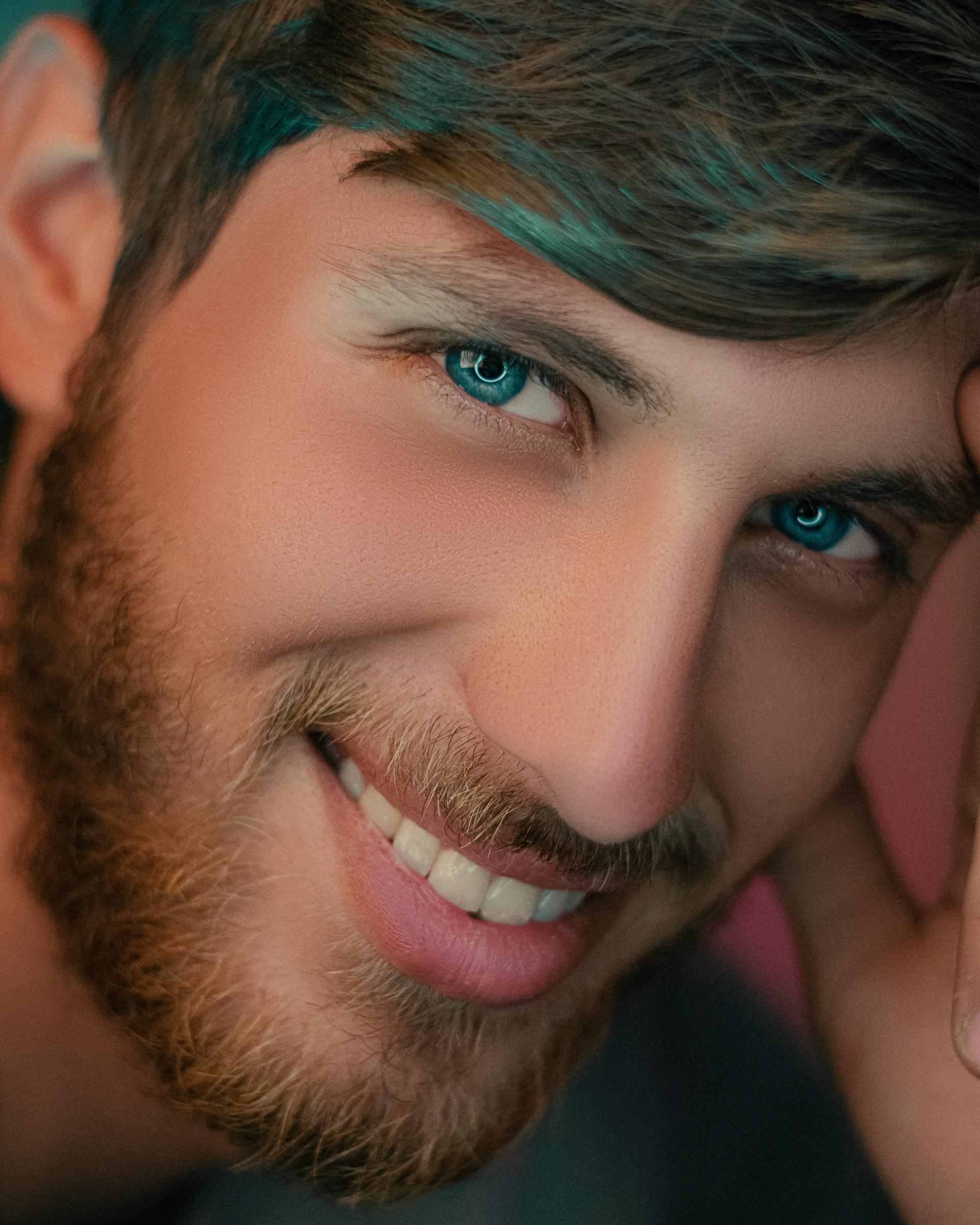 A man smiling | Source: Unsplash