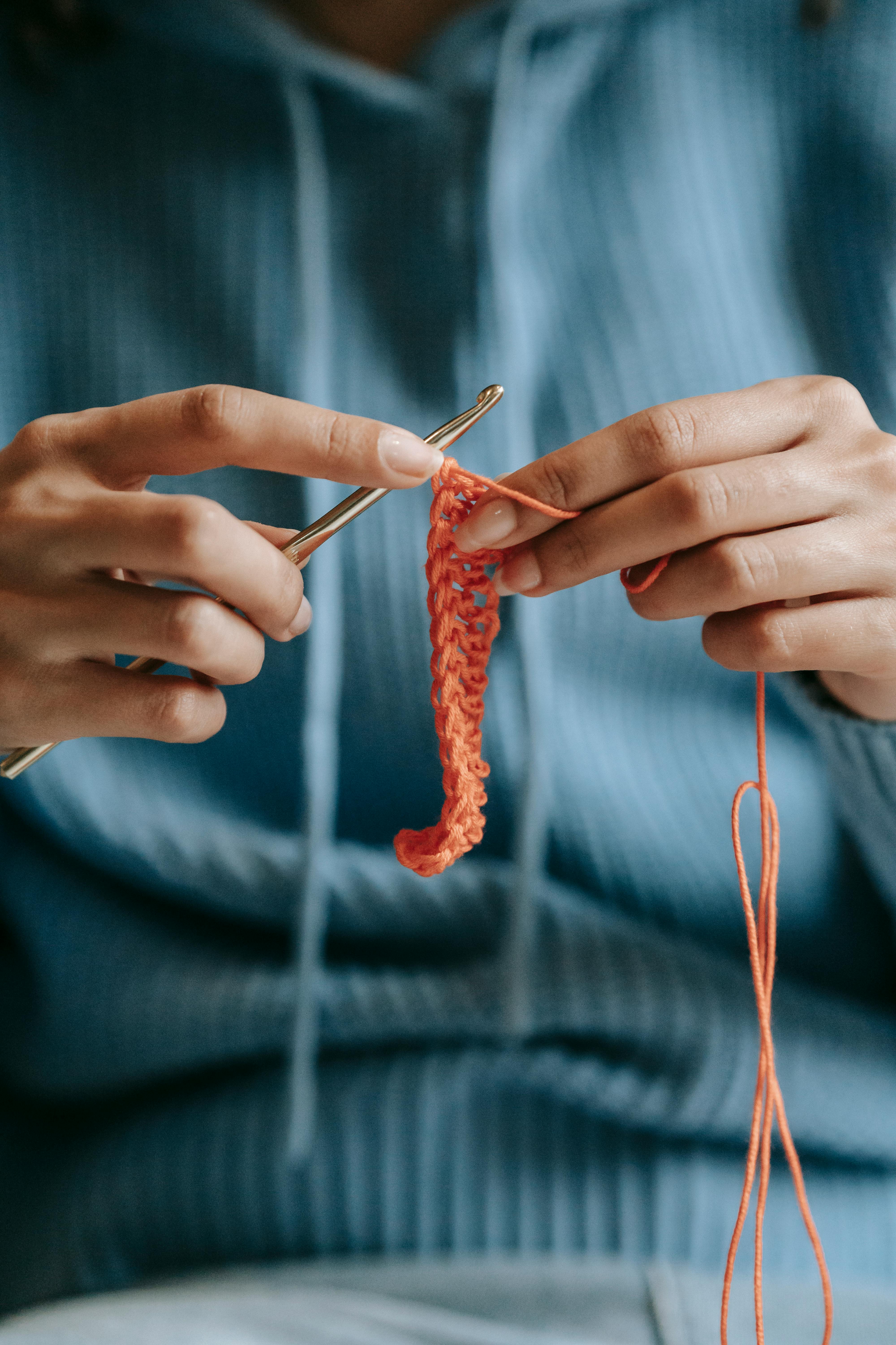 A woman knitting something | Source: Pexels