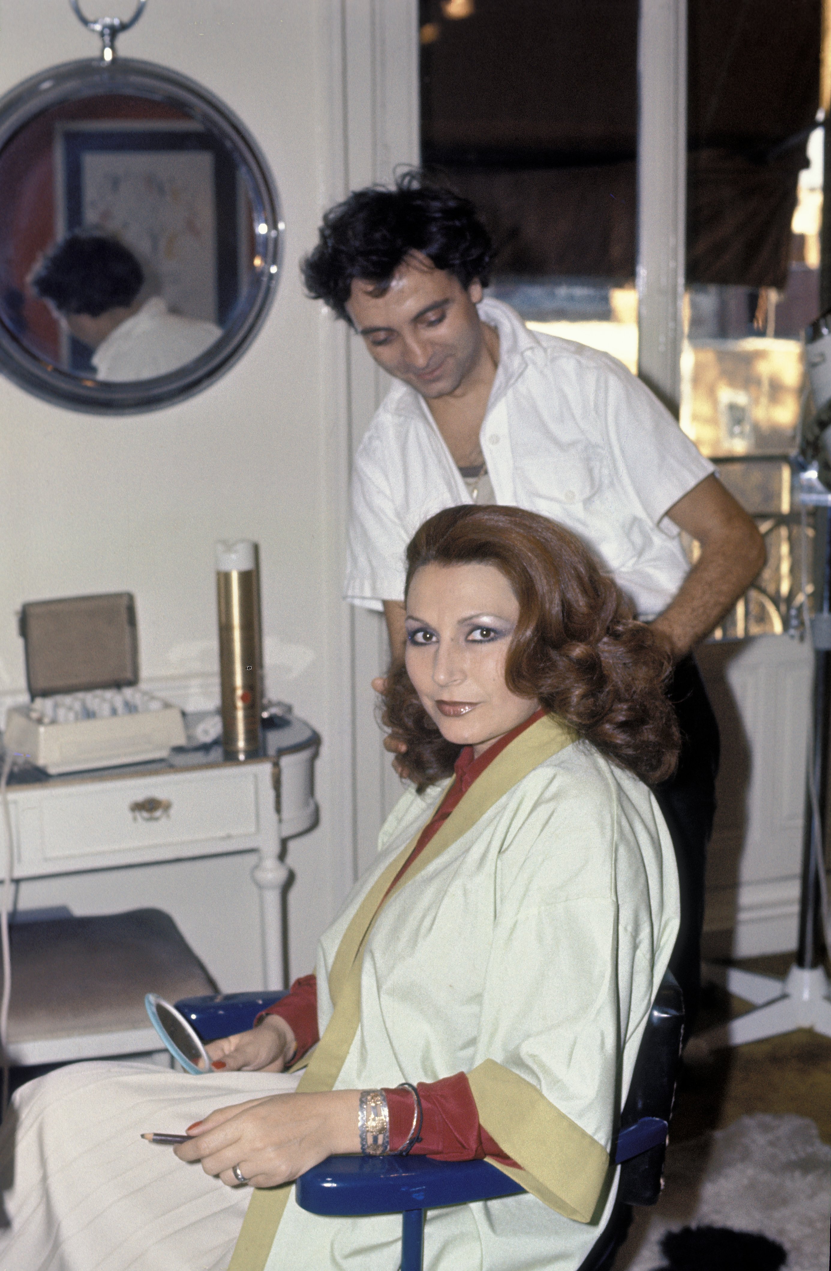  La cantante españolal Rocio Jurado con Rupert, un famoso peluquero, en 1978. | Foto: Getty Images