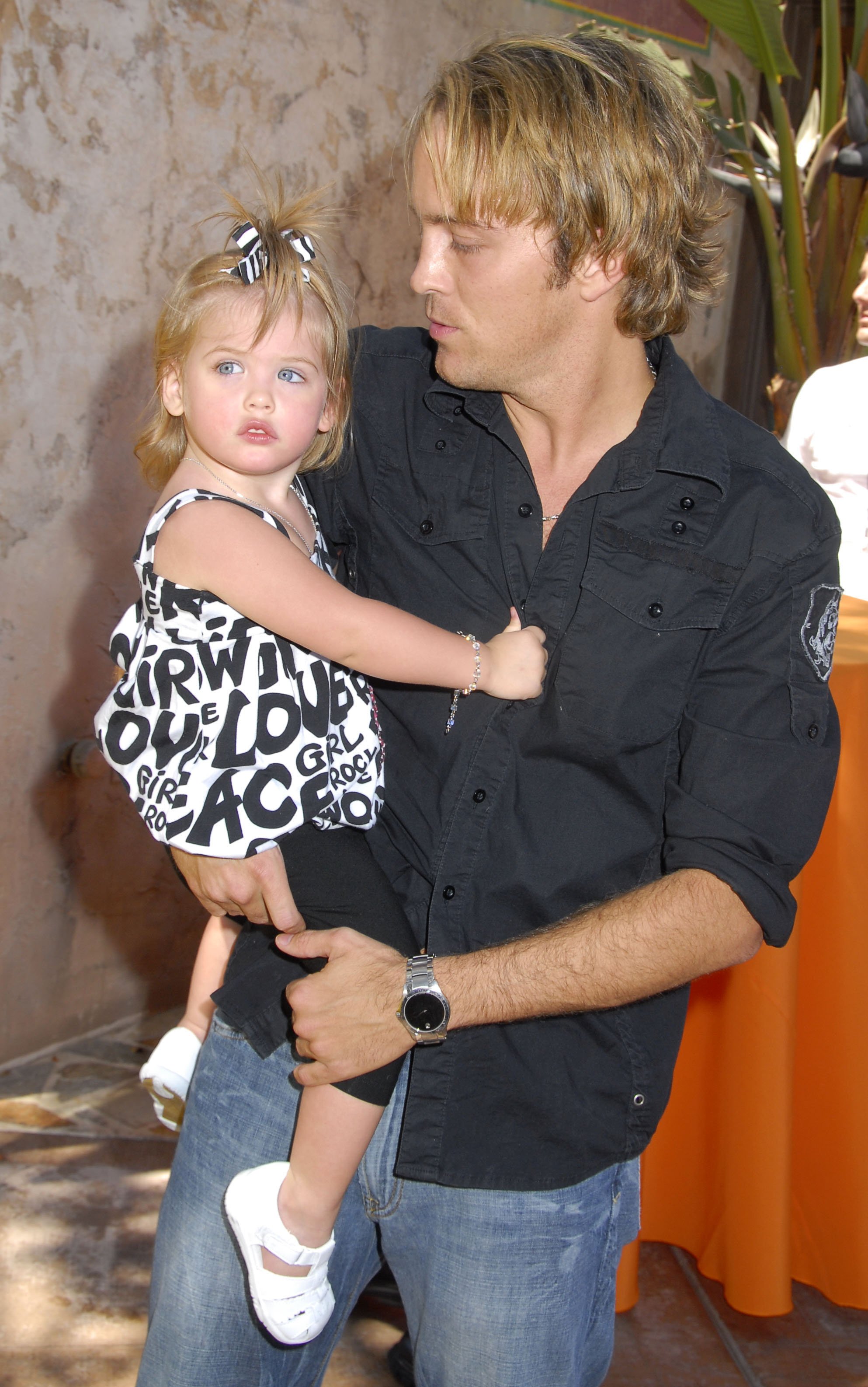 Dannielynn Smith and her father Larry Birkhead arriving at the Launch celebration party for The Simpson's Ride at Universal Studios Hollywood on May 17, 2008 in Universal City, California.┃Source: Getty Images