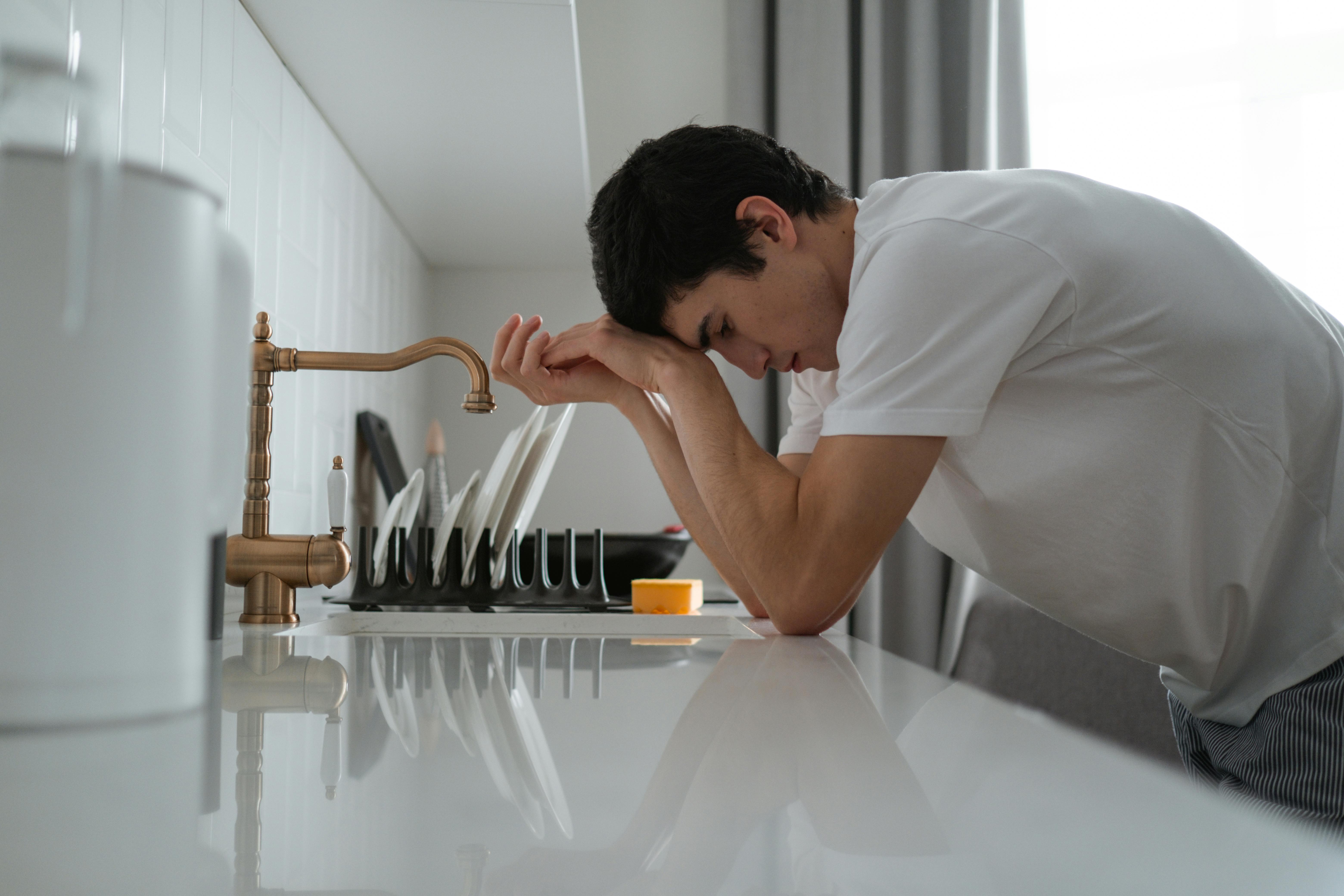 A man leaning on the kitchen counter | Source: Pexels