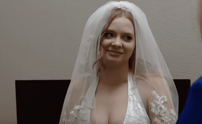 Brittney sonrie el día de su boda | Foto: Youtube/TLC