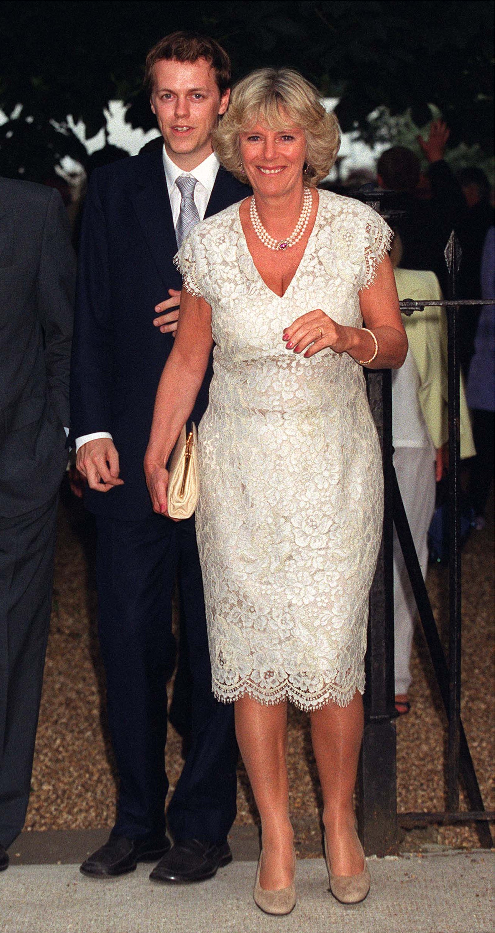 Camilla und Tom Parker-Bowles besuchen eine Sommerparty, die Sir David Frost am 4. Juli 2001 in seinem Haus in Chelsea, London, veranstaltete. | Quelle: Getty Images