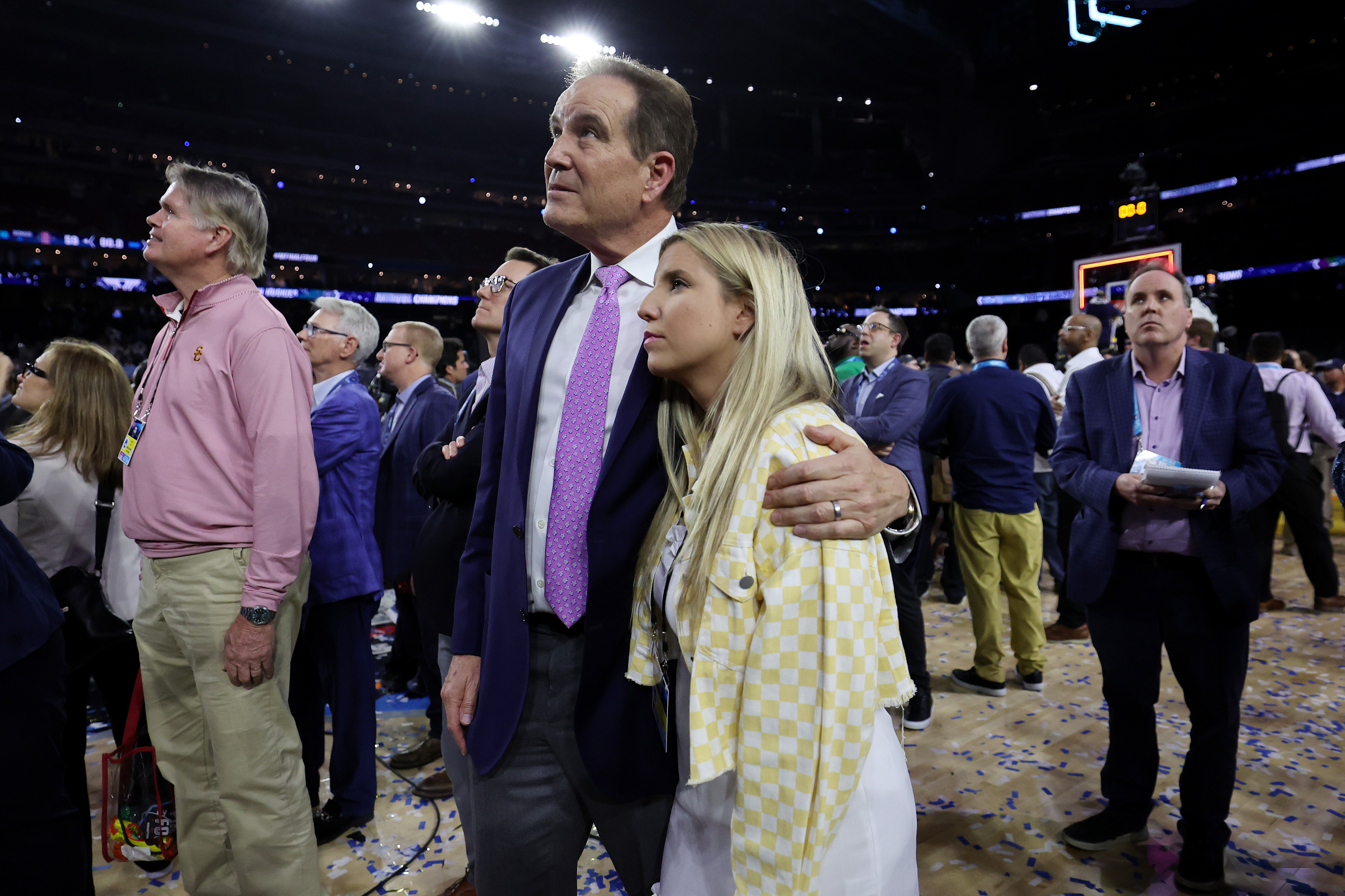 Jim and Caroline Nantz watching One Shining Moment on the big screen during the NCAA Men's Basketball Tournament National Championship game at NRG Stadium on April 03, 2023, in Houston, Texas | Source: Getty Images