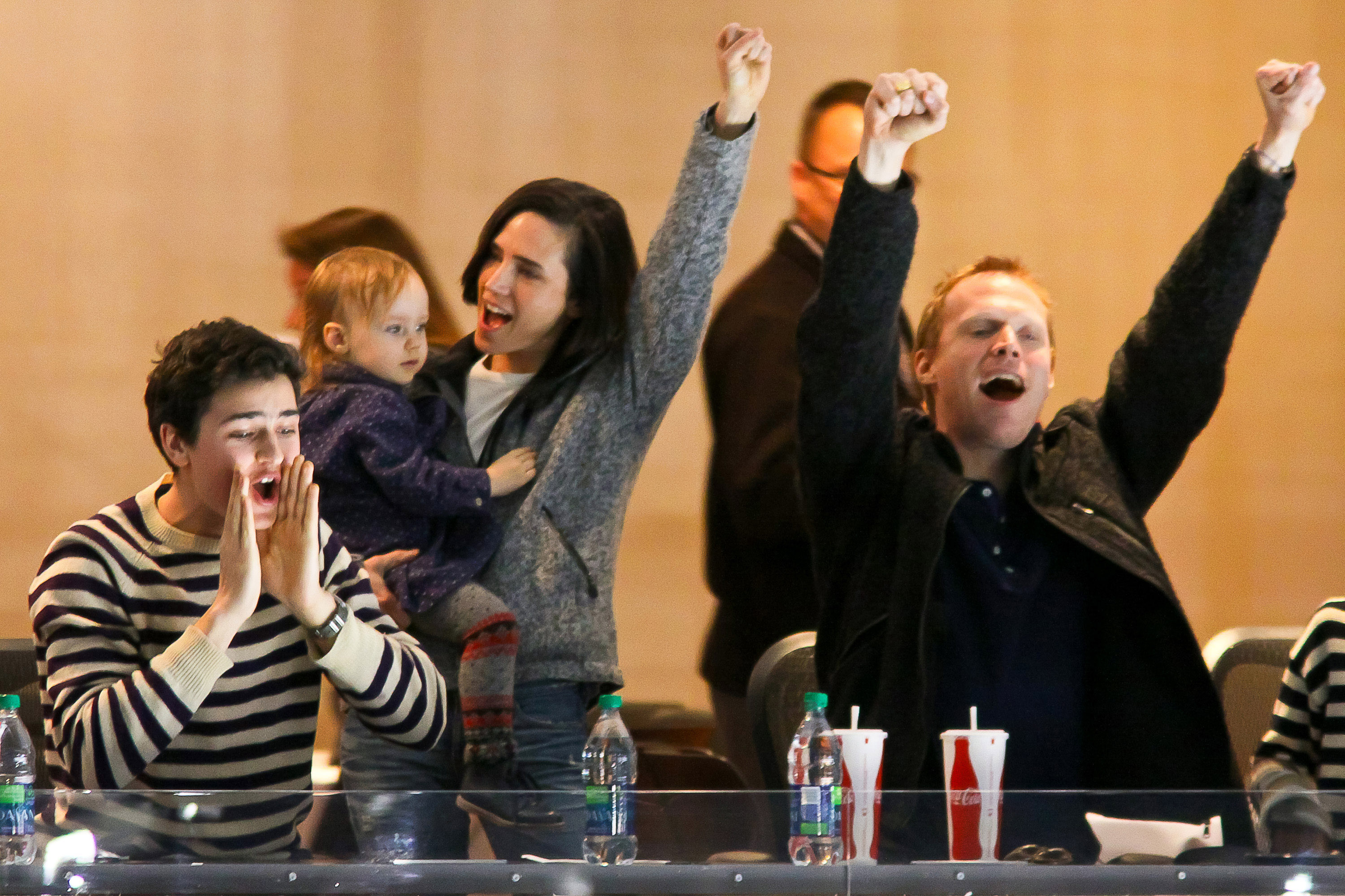 Jennifer Connelly, Paul Bettany, and their children pictured cheering at the MTS Centre on March 30, 2013 in Winnipeg, Manitoba, Canada | Source: Getty Images