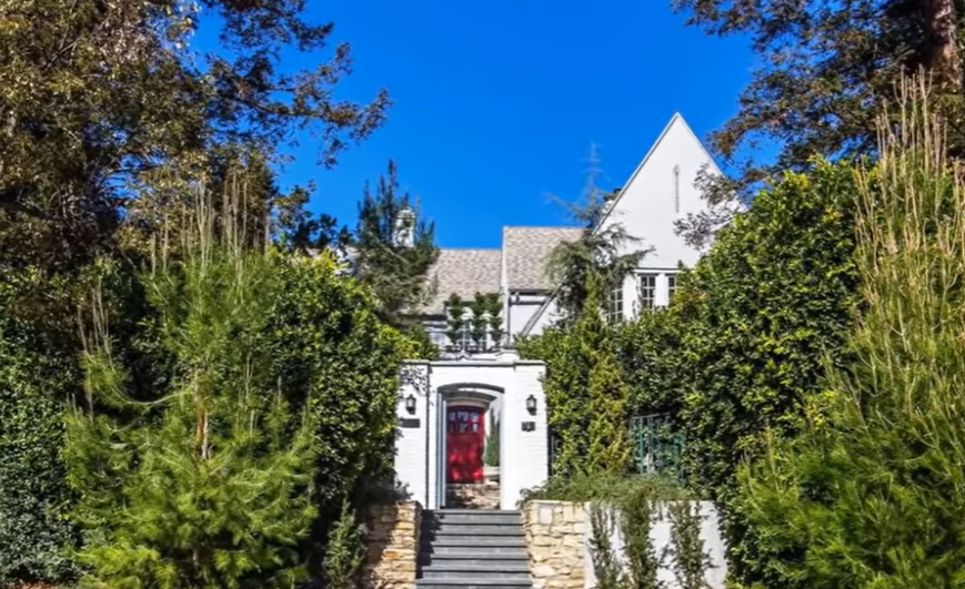 Leonardo DiCaprio's former Red Oak Manor home, from a video dated July 12, 2018 | Source: YouTube/@celebrealty6178