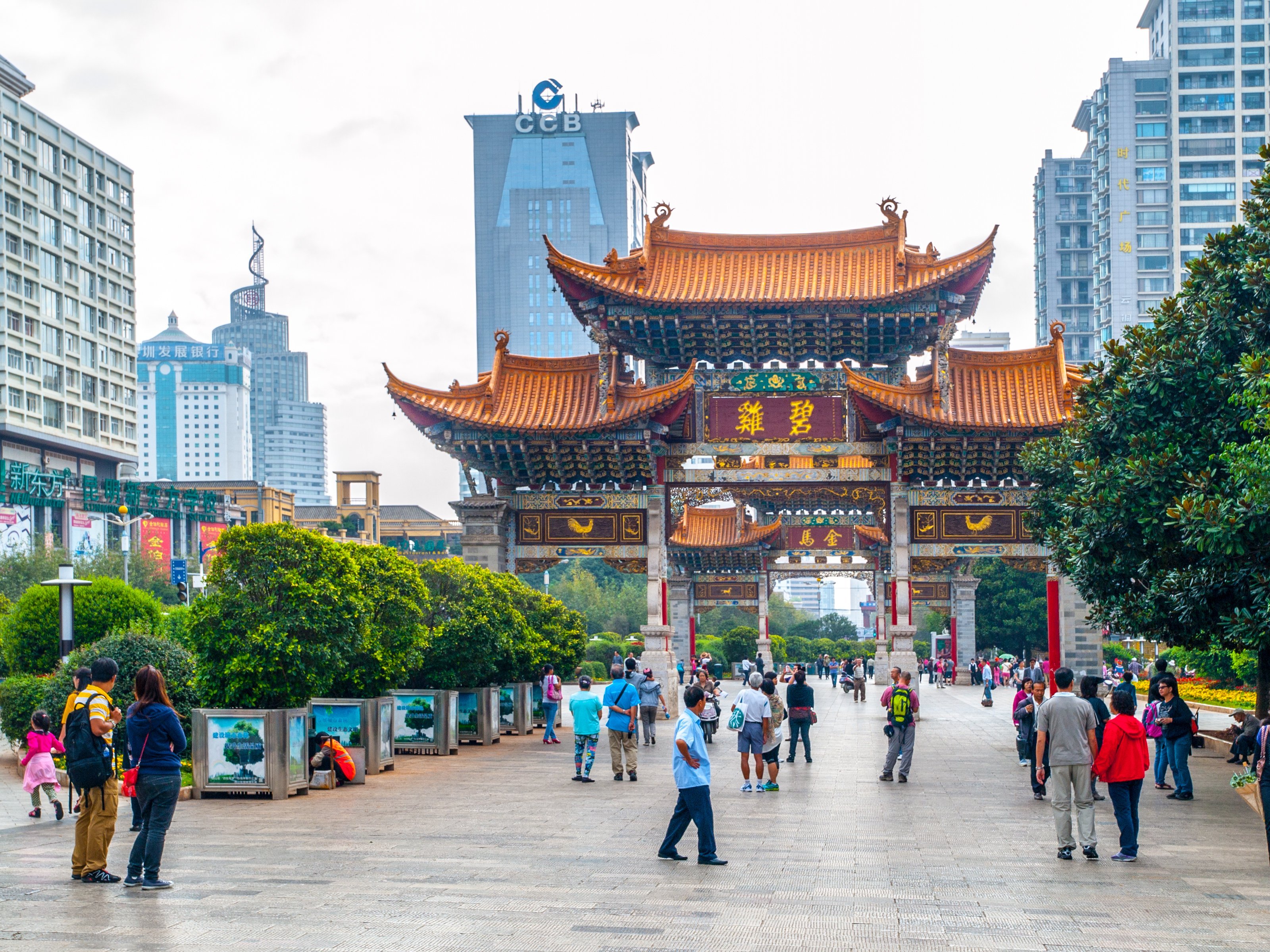 Arco de Kunming. Puerta tradicional china y edificios modernos del centro de la ciudad, Kunming, provincia de Yunnan, China. Fuente: Shutterstock Arco de Kunming. Puerta tradicional china y edificios modernos del centro de la ciudad, Kunming, provincia de Yunnan, China. Fuente: Shutterstock