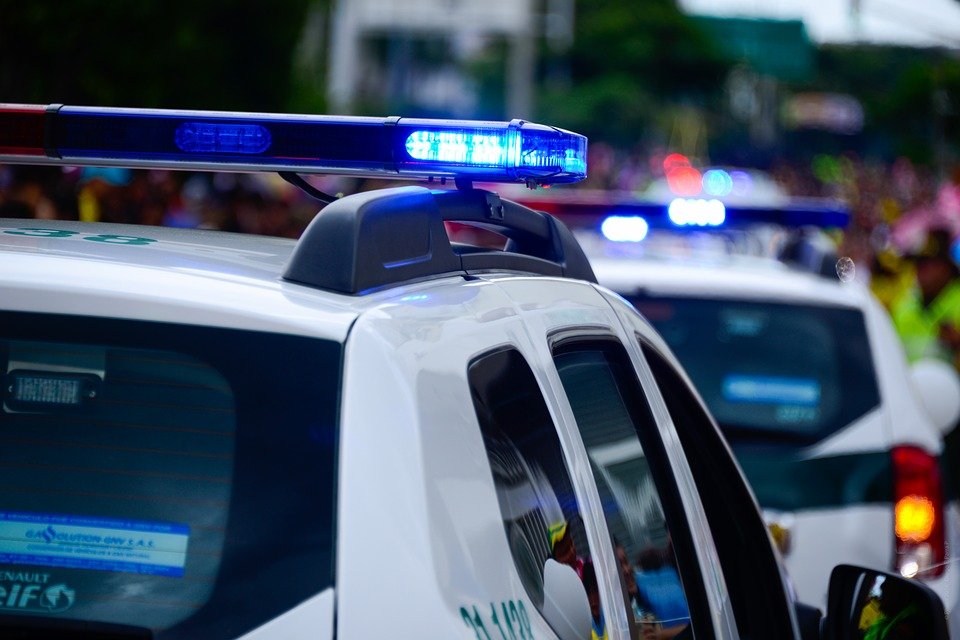 Blue and red sirens on top of a police car. | Pexels/ diegoparra