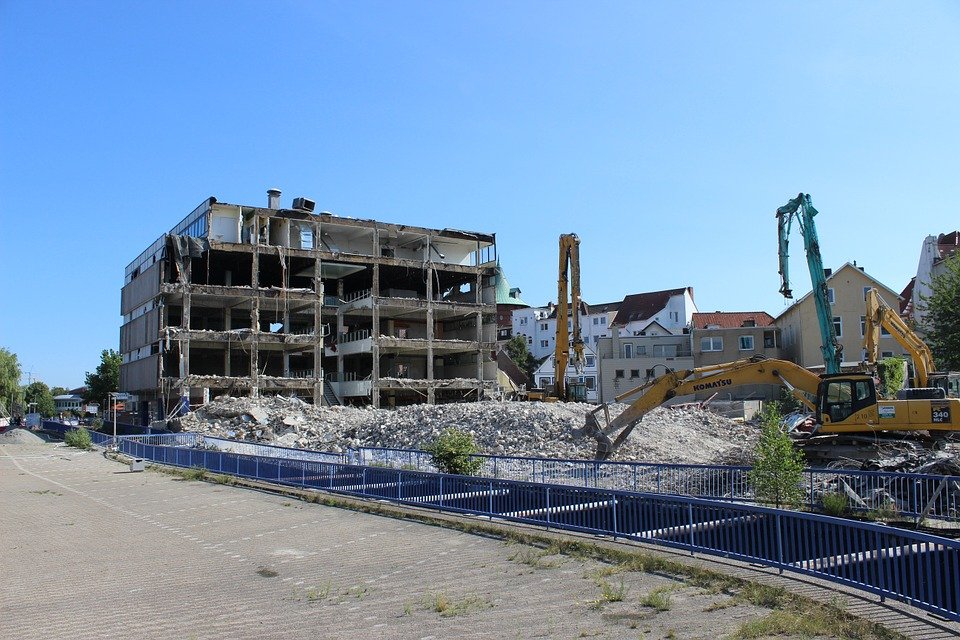 Excavadoras estacionadas en el área de demolición de un edificio. | Foto: Pixabay