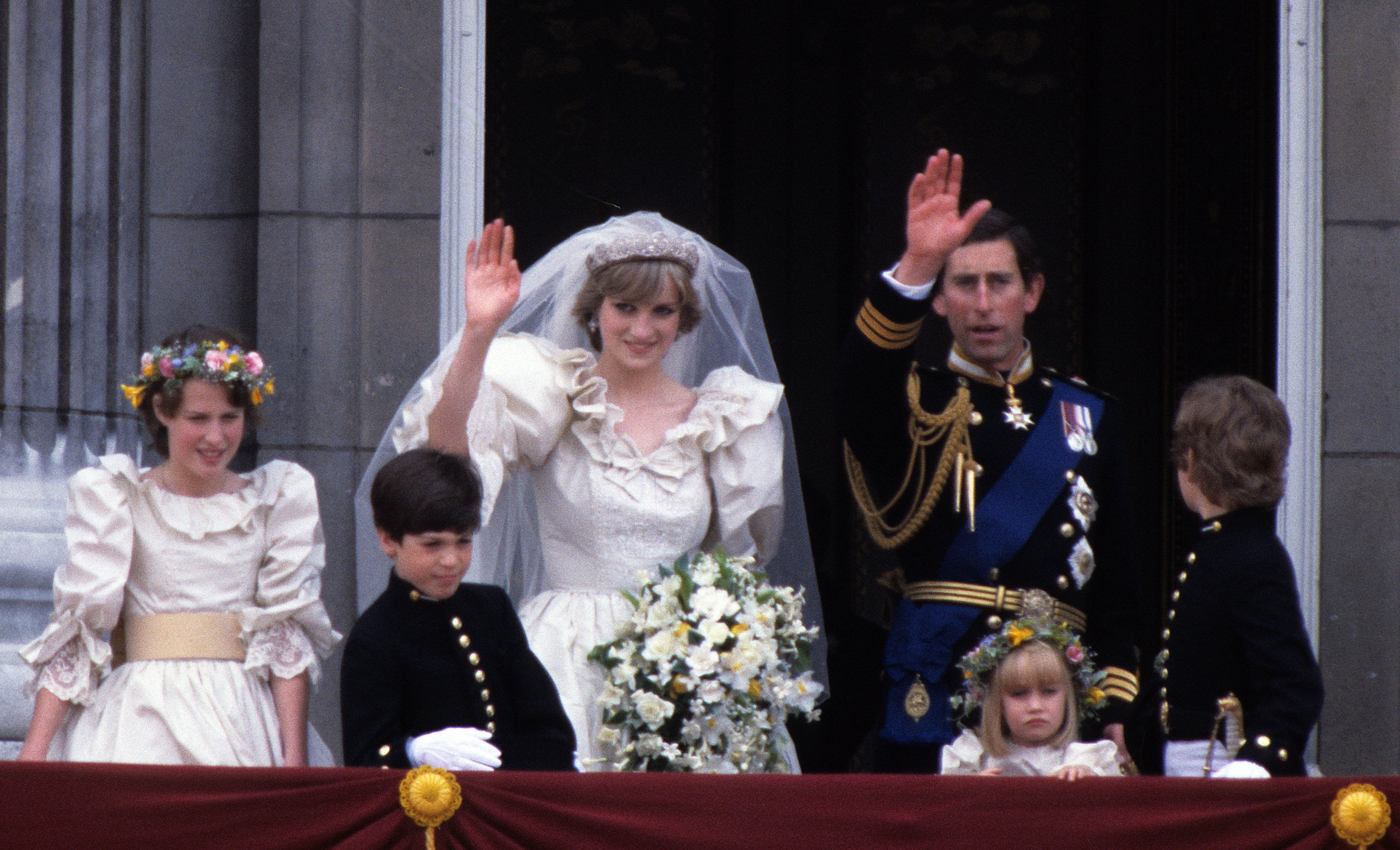 Prince Charles, Prince of Wales and Diana, Princess of Waleswave from the balcony of Buckingham Palace following their wedding July 29, 1981 | Photo: GettyImages