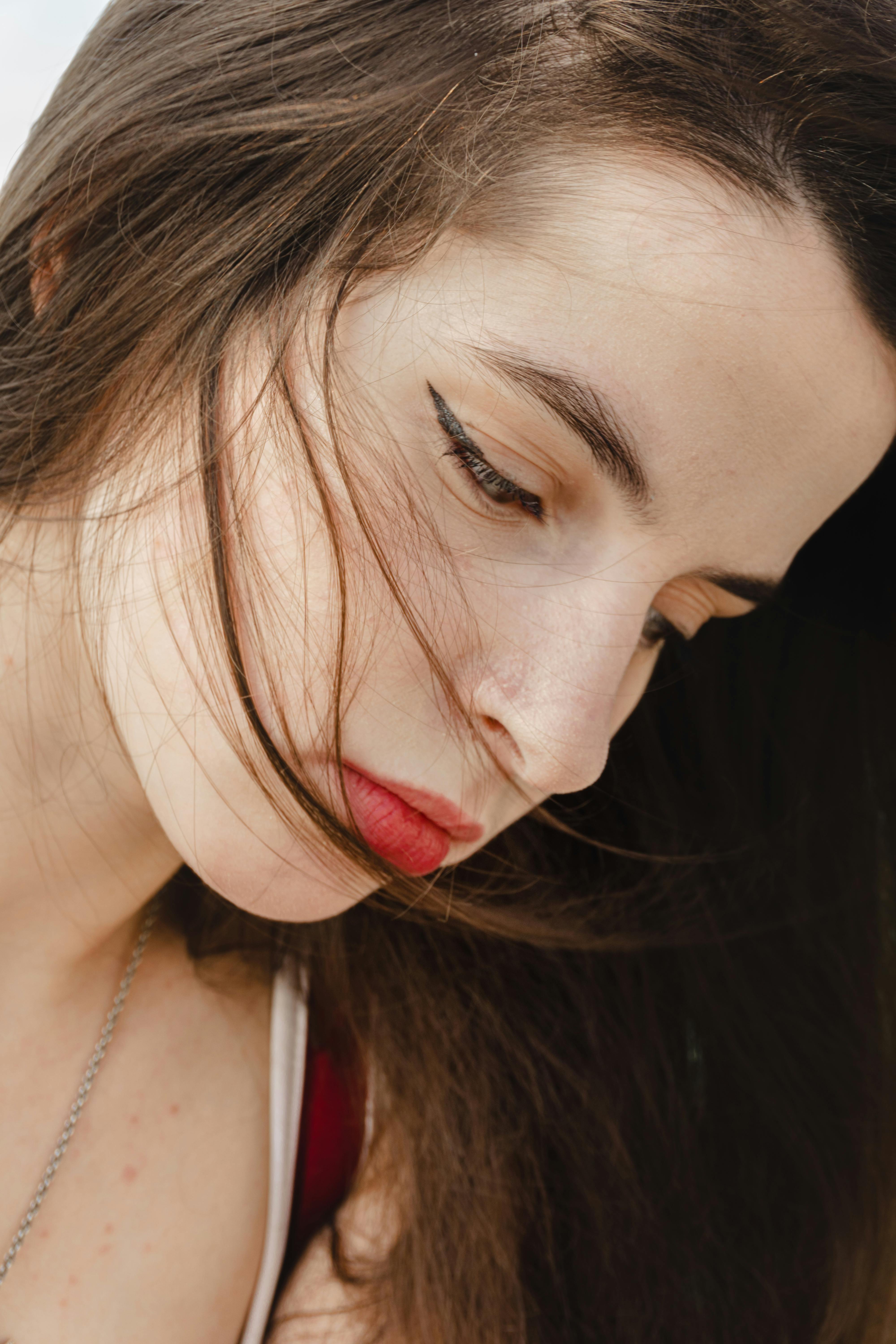 A sad woman facing down | Source: Pexels