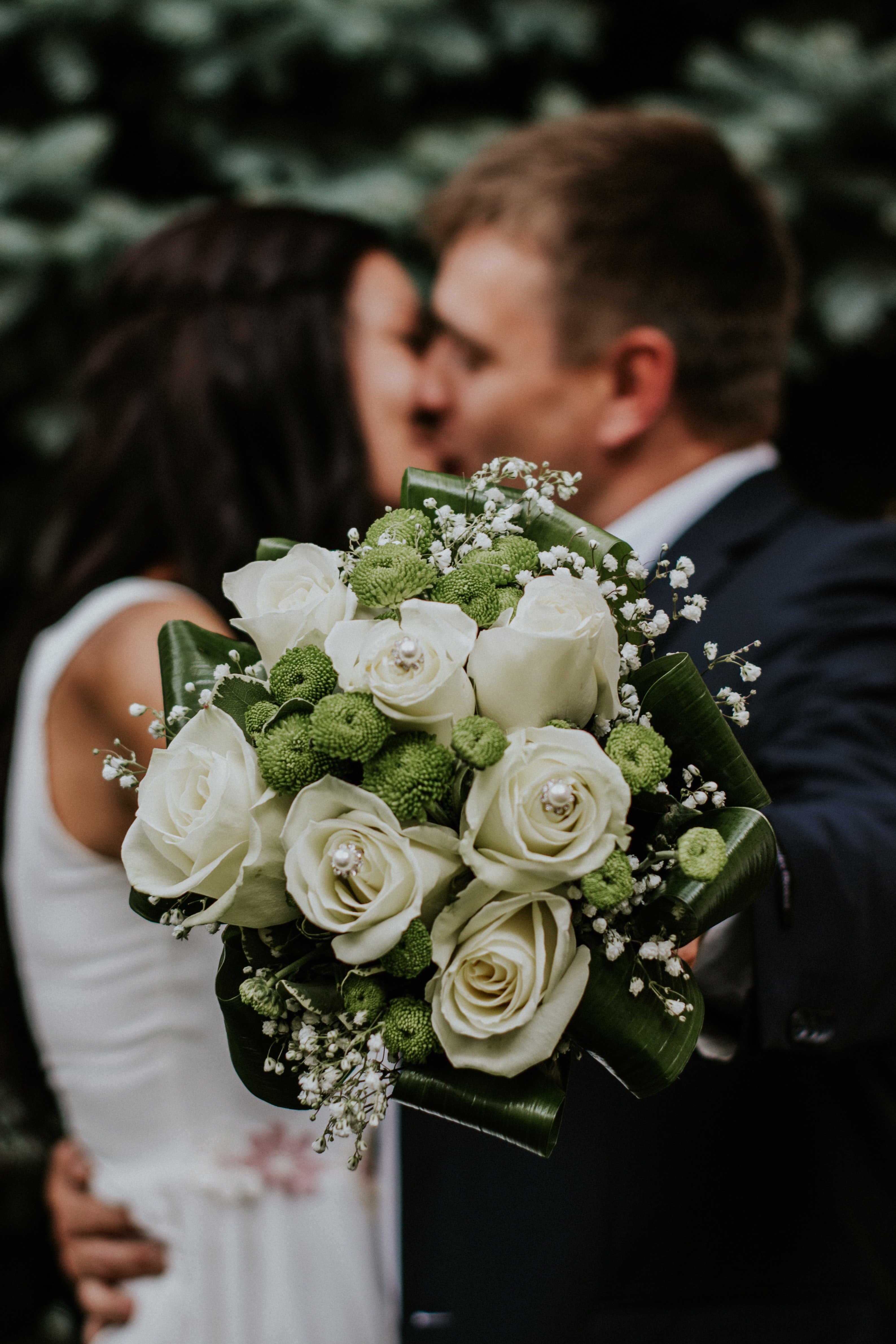 Hochzeitspaar küsst | Quelle: Pexels