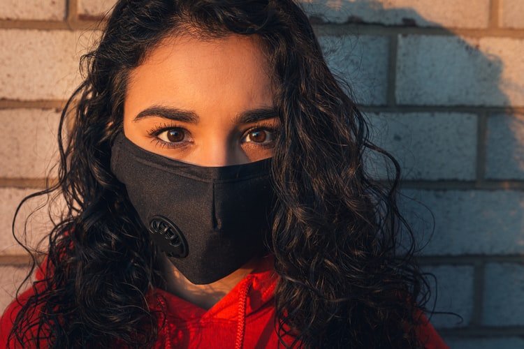 Une fille avec un masque noir. | Photo : Unsplash