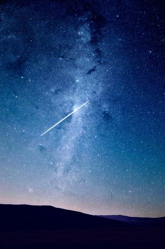 Une étoile filante. | Photo : Unsplash Une étoile filante. | Photo : Unsplash
