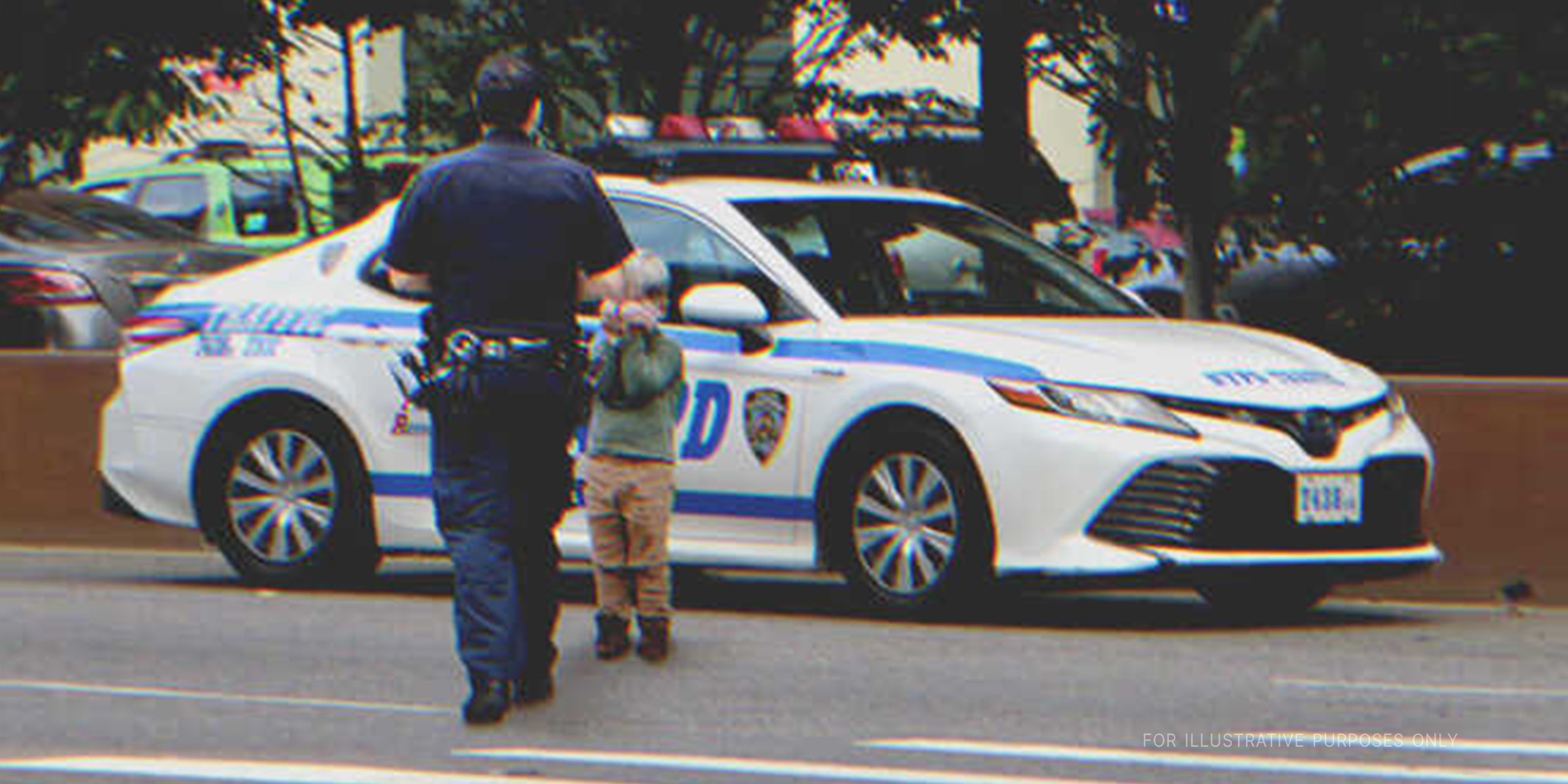 Policía siguiendo a un chico hasta la patrulla. | Getty Images | Shutterstock | Flickr / JLaw45 (CC BY 2.0)