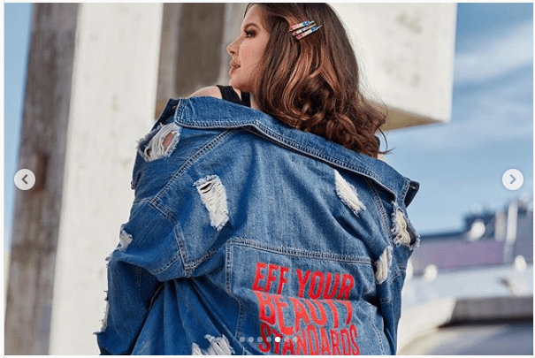 Tess Holliday looking stylish in a denim jacket. | Photo: Instagram/Tessholiday