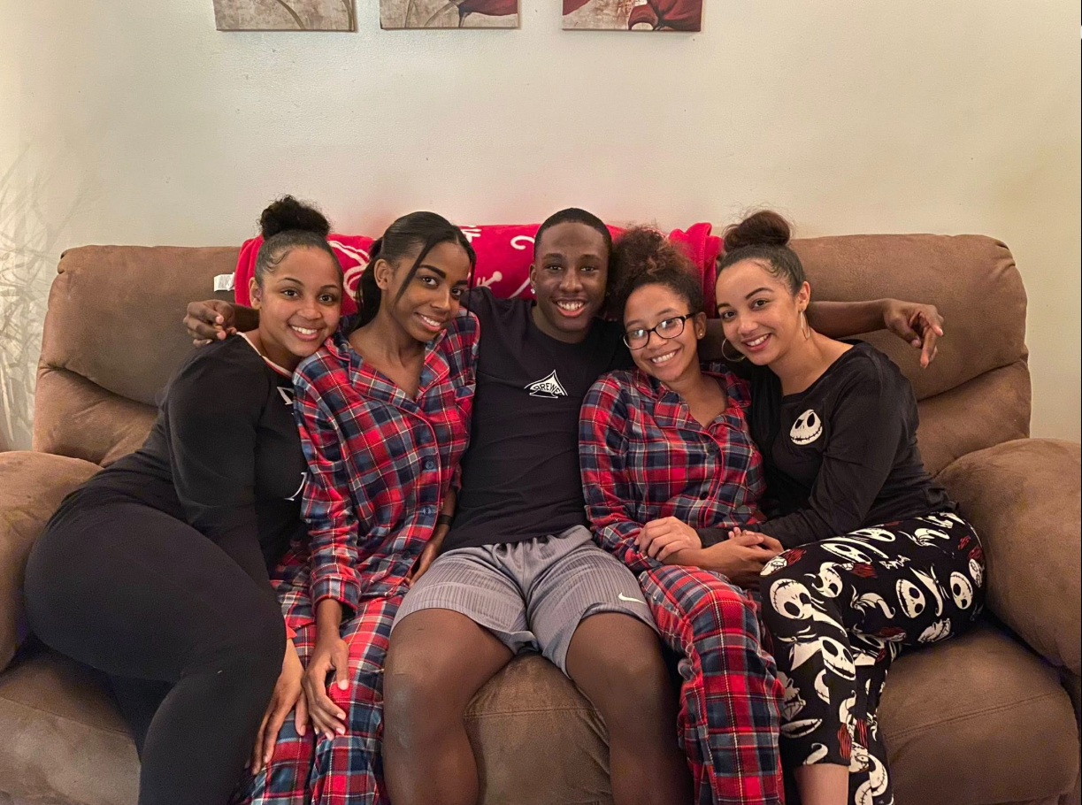 Surrounded by close friends, William Davis shares a cheerful group photo on the couch. | Source: Facebook/Ashley Foster