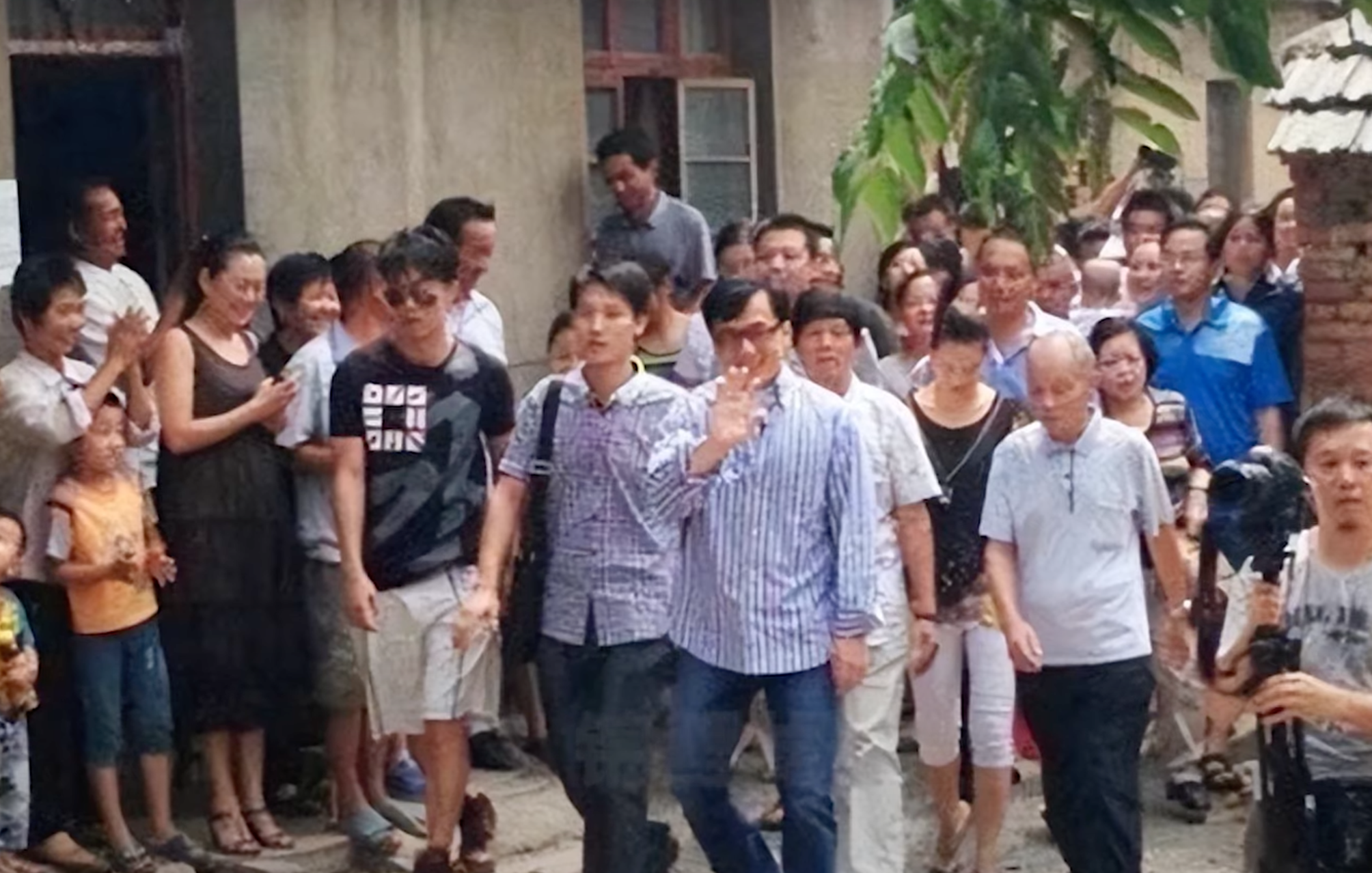 Jackie Chan visiting Wuhu, China. | Source: Youtube.com/锦鲤娱塘