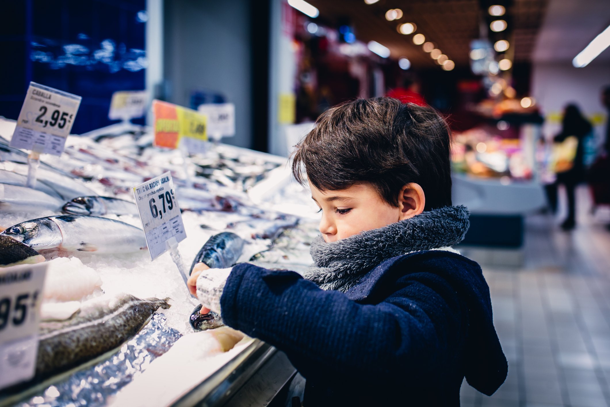 Boy observing goods in store| Photo: Getty Images
