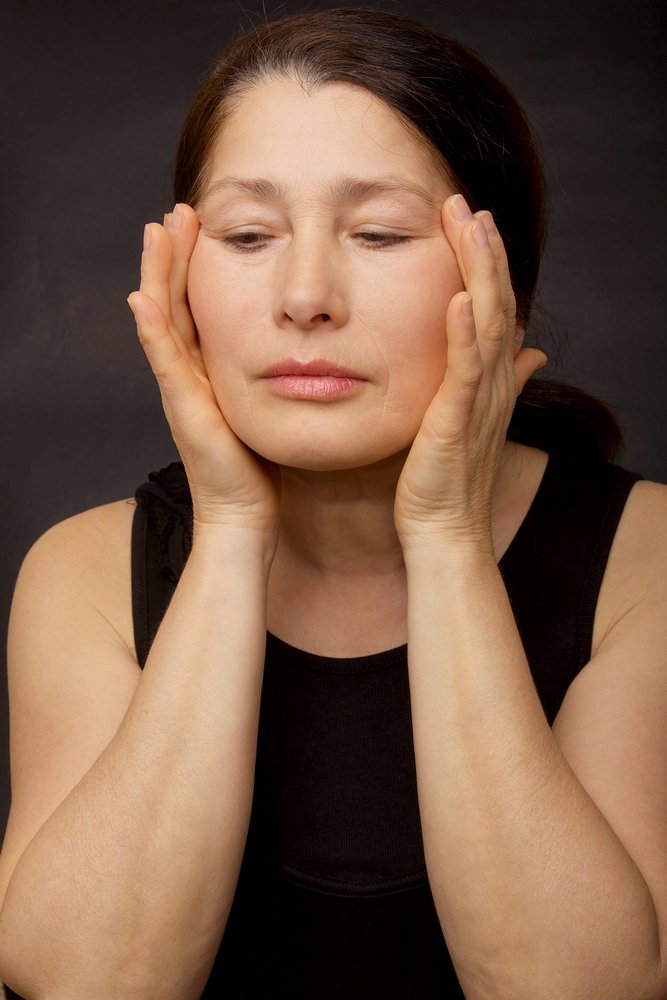 Une femme se tenant le visage | source: shuttertock