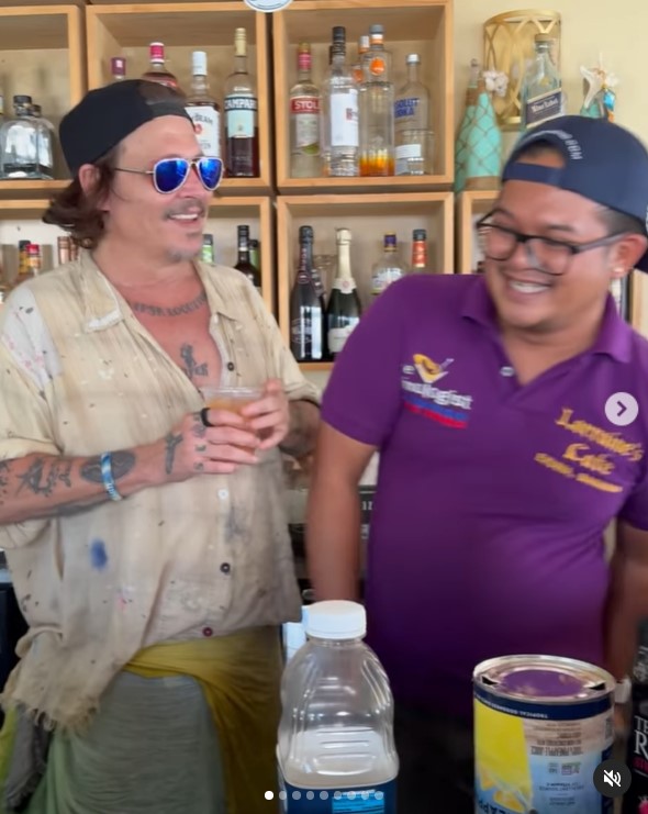 Johnny Depp and @killerbartender at Lorraines Cafe & High Tide in Exuma, Bahamas, on August 30, 3034 | Source: Instagram/killerbartender