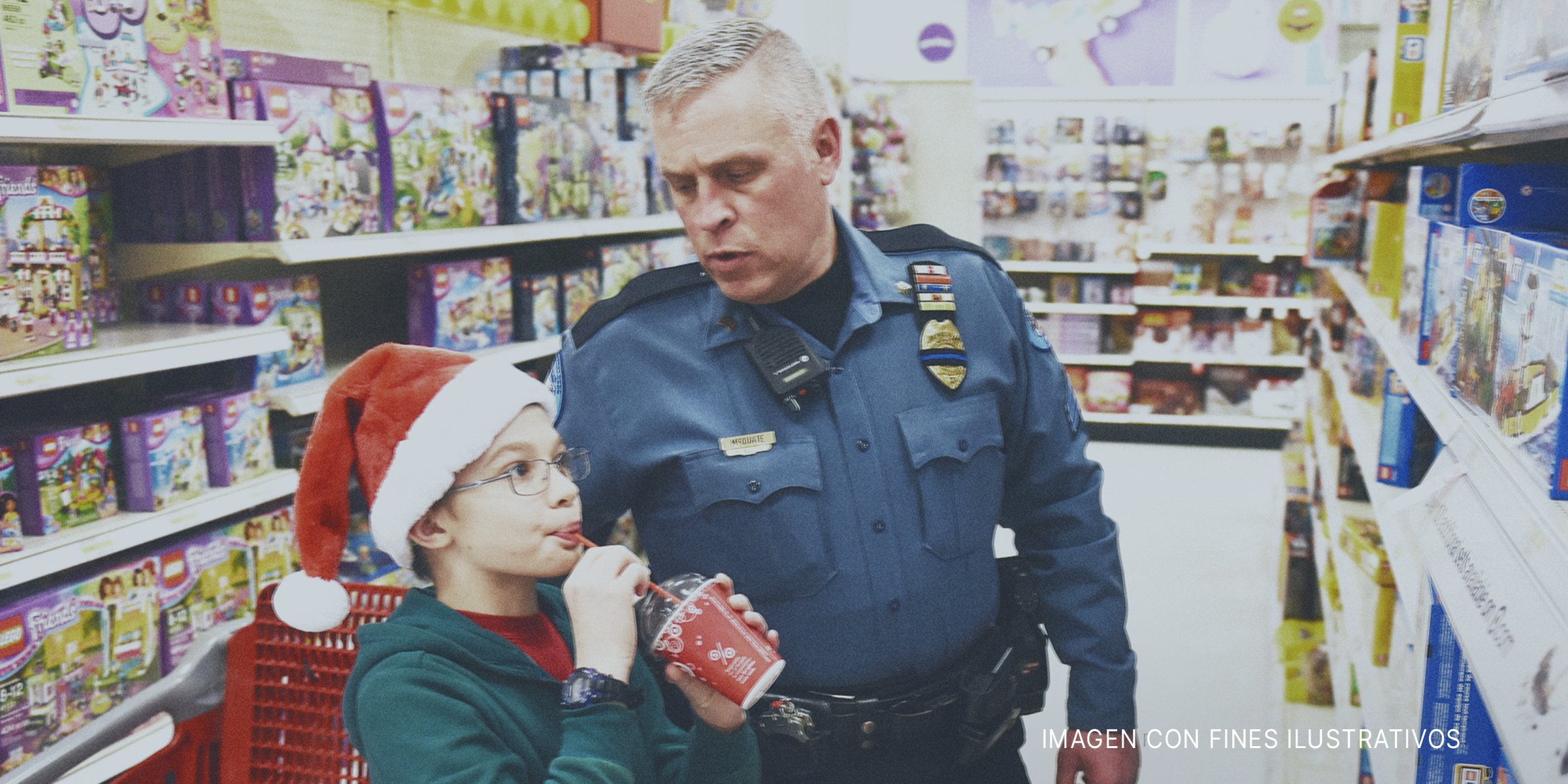 Un policía con un niño en una tienda | Foto: Getty Images