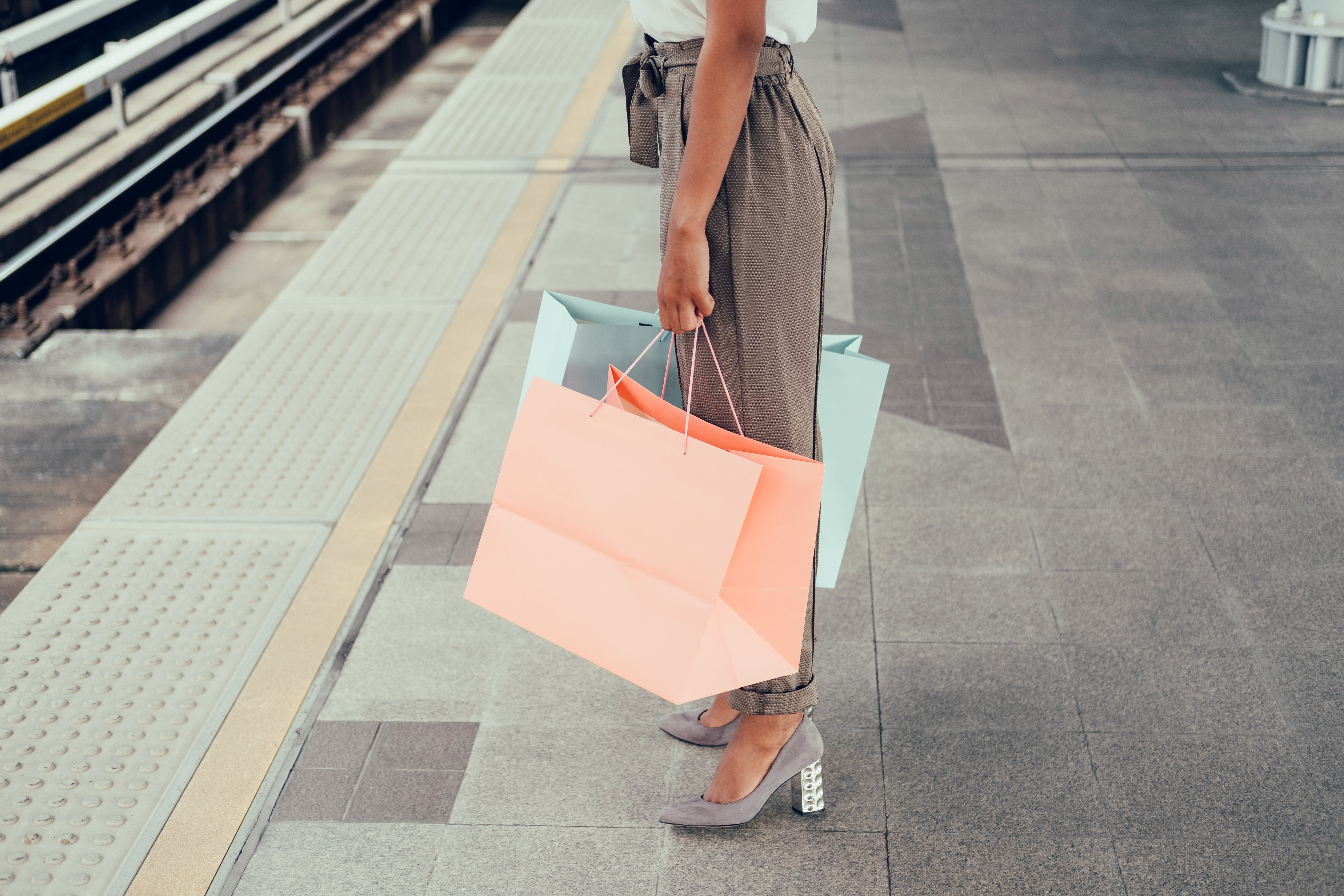 Mujer sosteniendo bolsas de papel. | Foto: Shutterstock