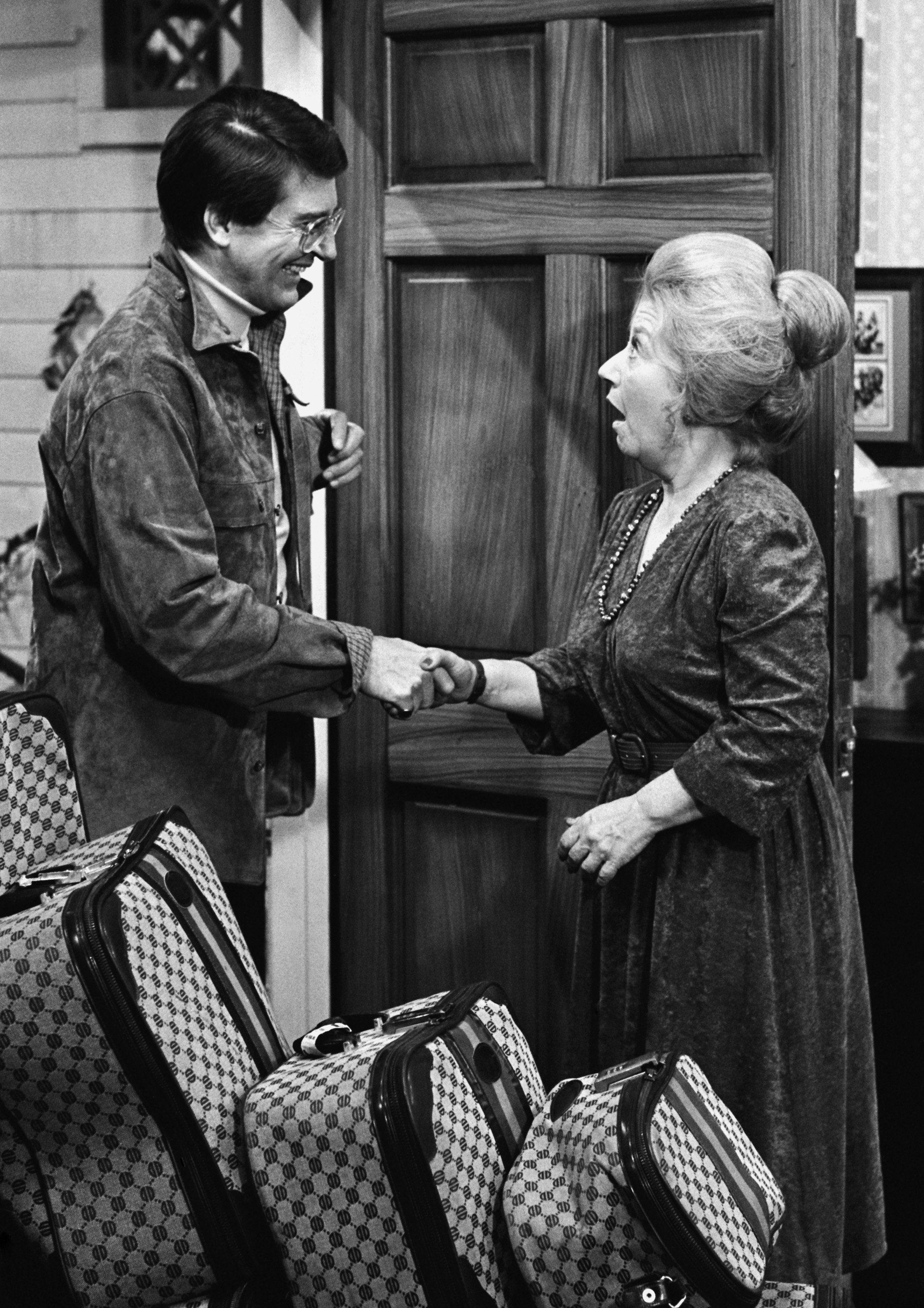"Molly's Holiday" episode 12 featuring William Bogert as Mr. Parker and Charlotte Rae as Mrs. Edna Ann Garrett | Photo: Getty Images