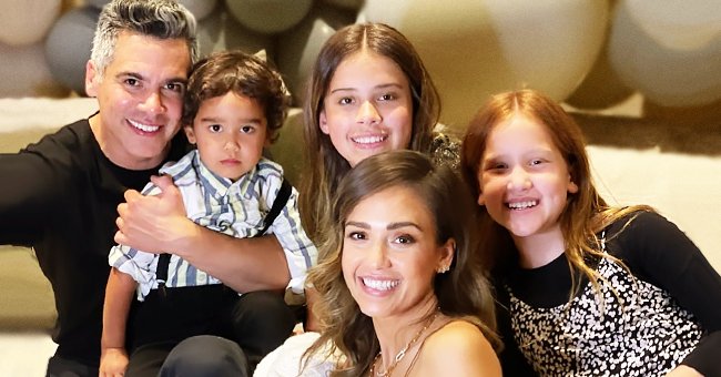 Jessica Alba, Cash Warren, and their three children on an Instagram post shared on April 29, 2021 | Photo: instagram.com/jessicaalb