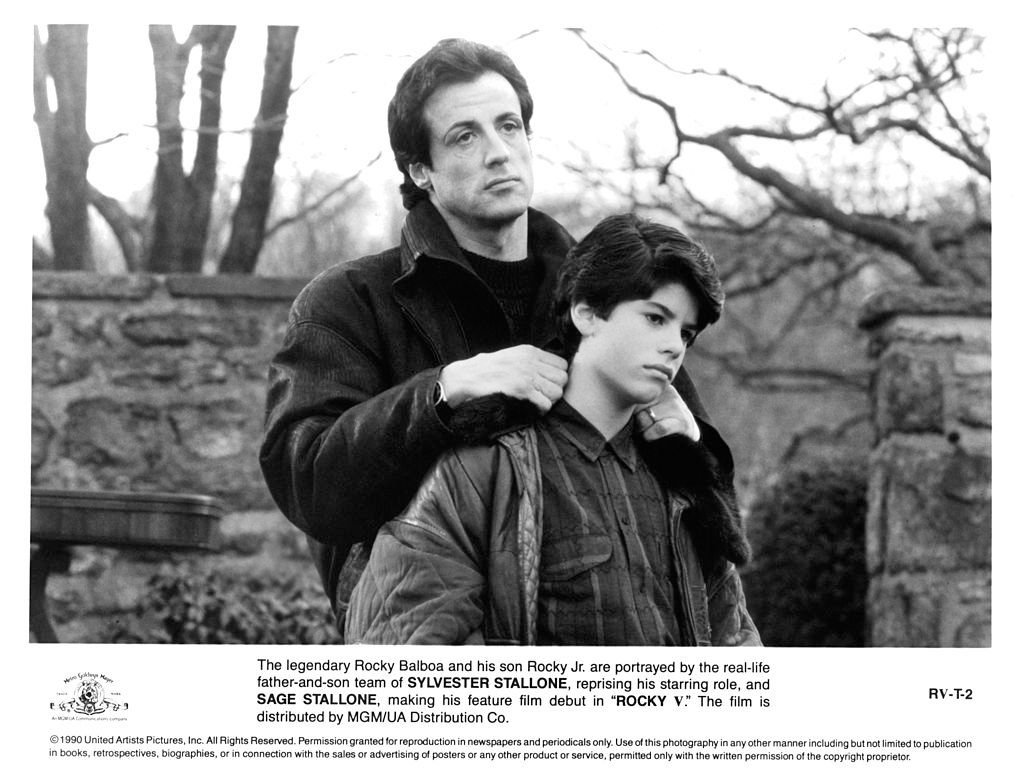 Schauspieler Sylvester Stallone und sein Sohn, Schauspieler Sage Stallone, am Set des MGM/UA-Films "Rocky V" im Jahr 1990. | Quelle: Getty Images