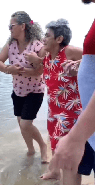 Relatives helping their blind grandma walk into the ocean. │Source: instagram.com/goodnews_movement