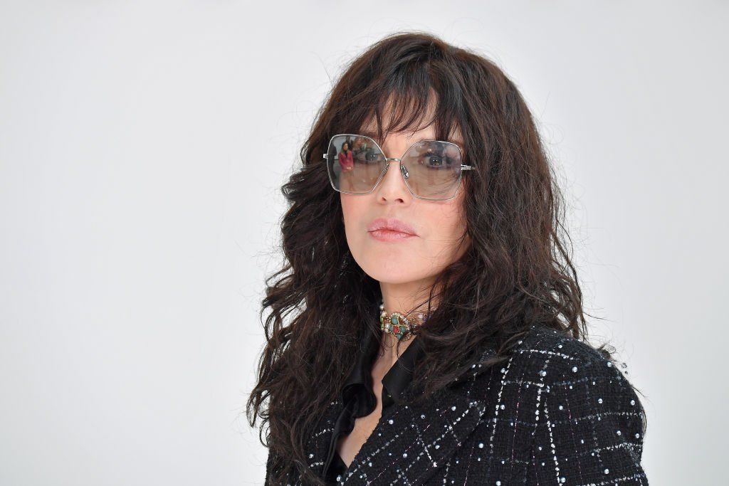 Isabelle Adjani assiste au défilé Chanel dans le cadre de la Fashion Week de Paris Mode Femme Automne/Hiver 2020/2021 le 03 mars 2020 à Paris, France. | Photo : Getty Images