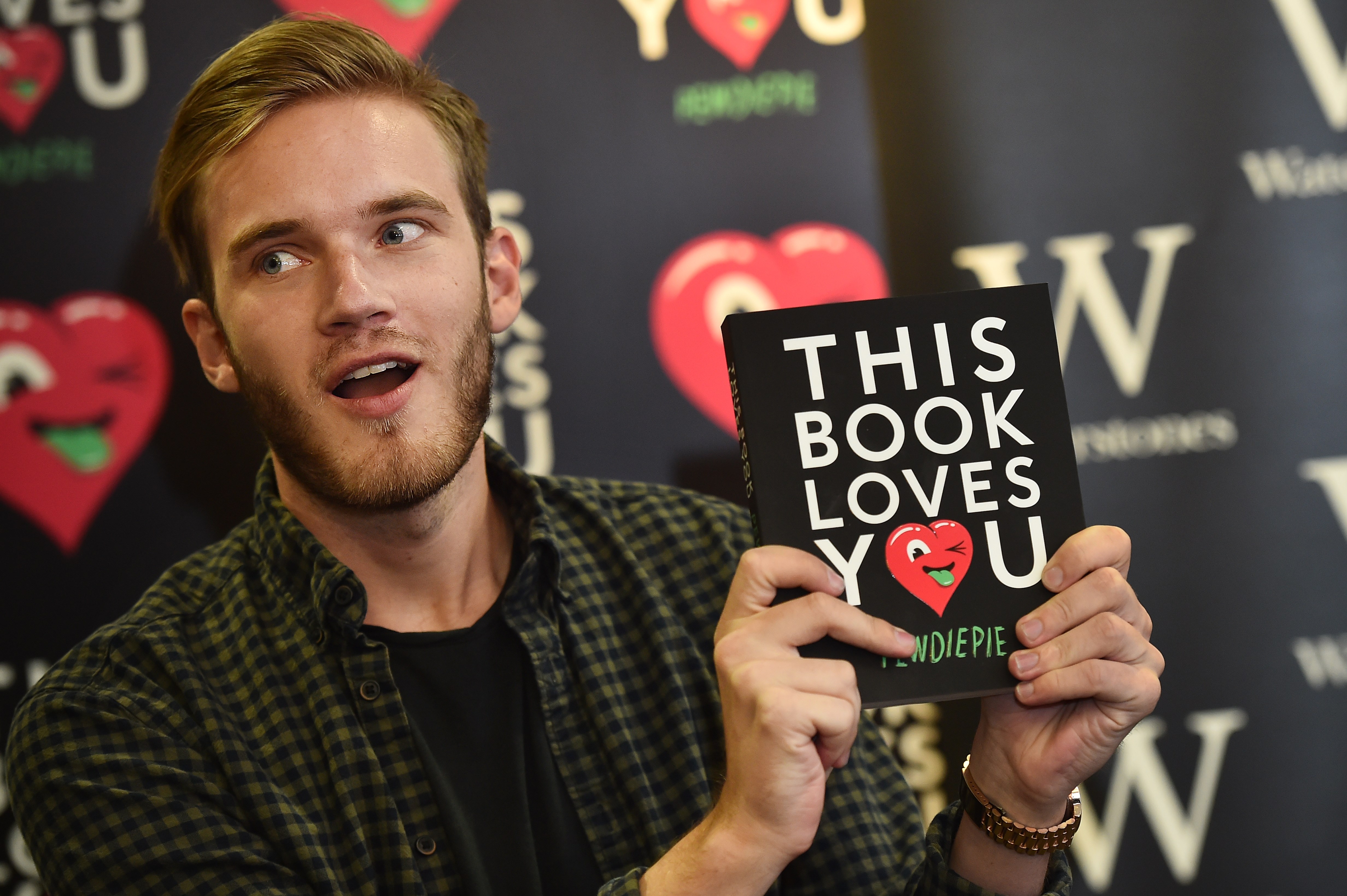 PewDiePie poses with his book, "This Book Loves You," at an event on October 18, 2015, in London, England. | Source: Getty Images