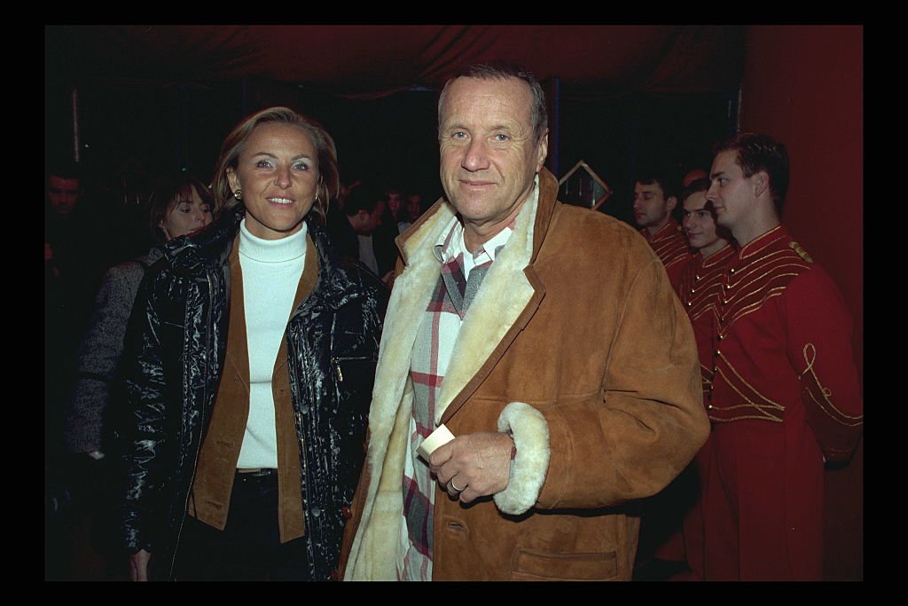 Yves Rénier et sa femme. | Photo : Getty Images
