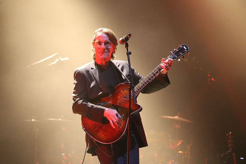 Francis Cabrel sur scène lors du 10e Gala de bienfaisance contre la maladie d'Alzheimer à l'Olympia à Paris le 19 janvier 2015 à l'Olympia, France. | Photo : Getty Images
