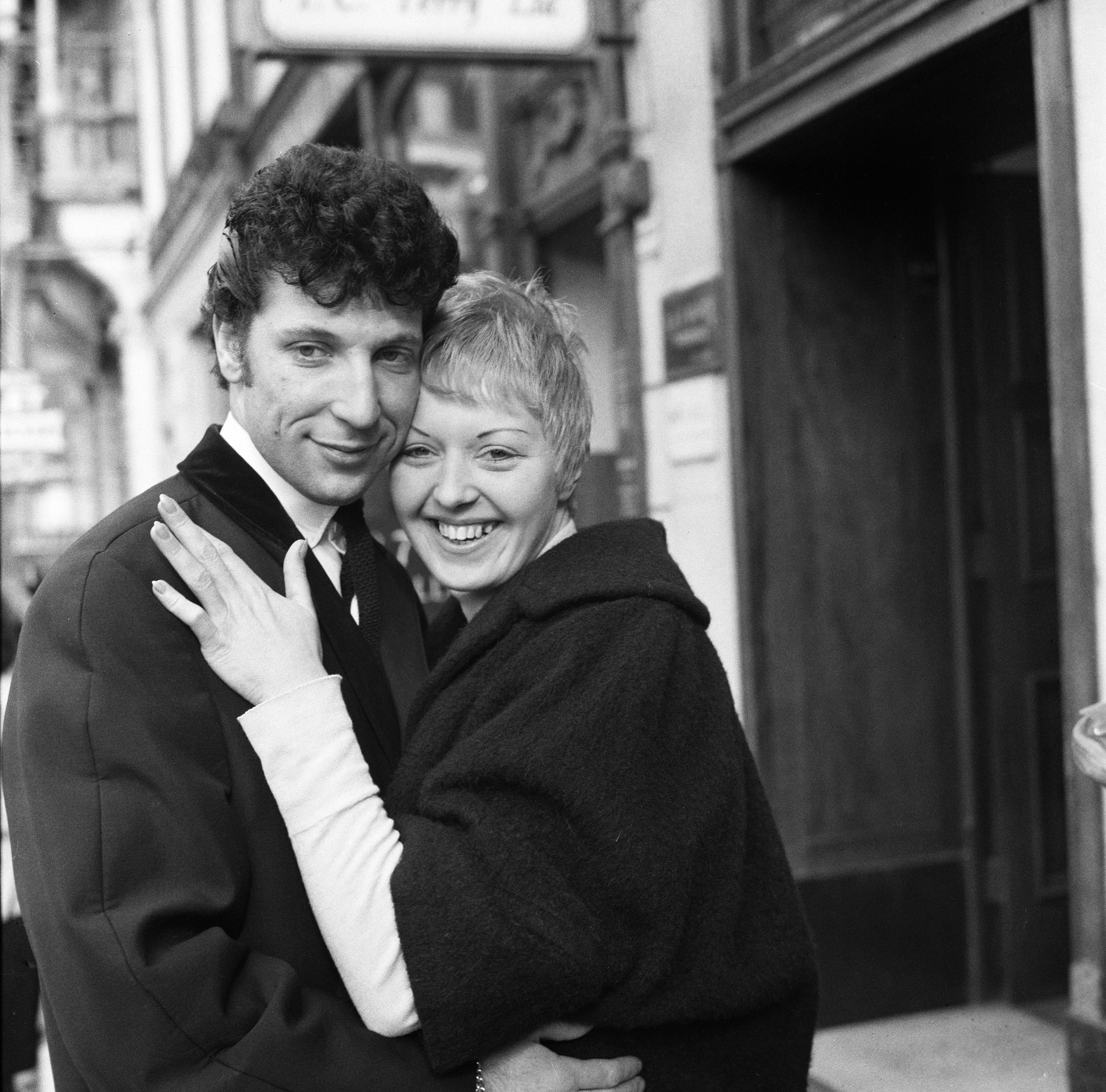 Tom Jones and Linda Trenchard house hunting in London in March 1965 | Source: Getty Images