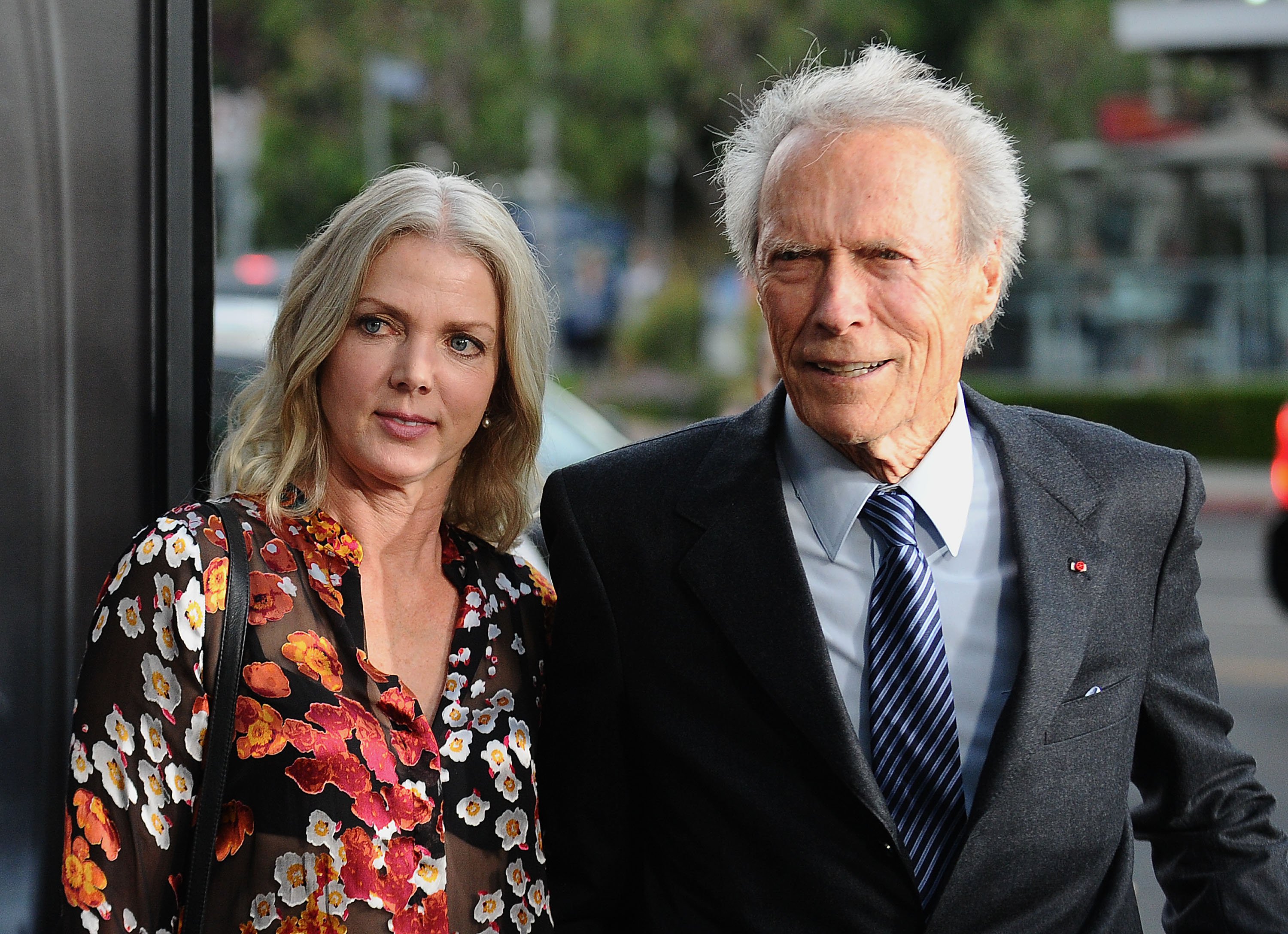 Clint Eastwood y Christina Sandera en una proyección de "Sully" en Directors Guild Of America, el 8 de septiembre de 2016 en Los Ángeles, California. | Foto: Getty Images