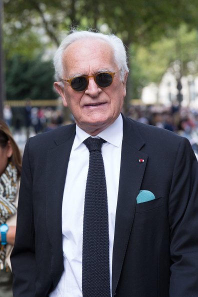 Philippe Labro assiste aux funérailles de Mireille Darc à Paris, France. | Photo : Getty Images