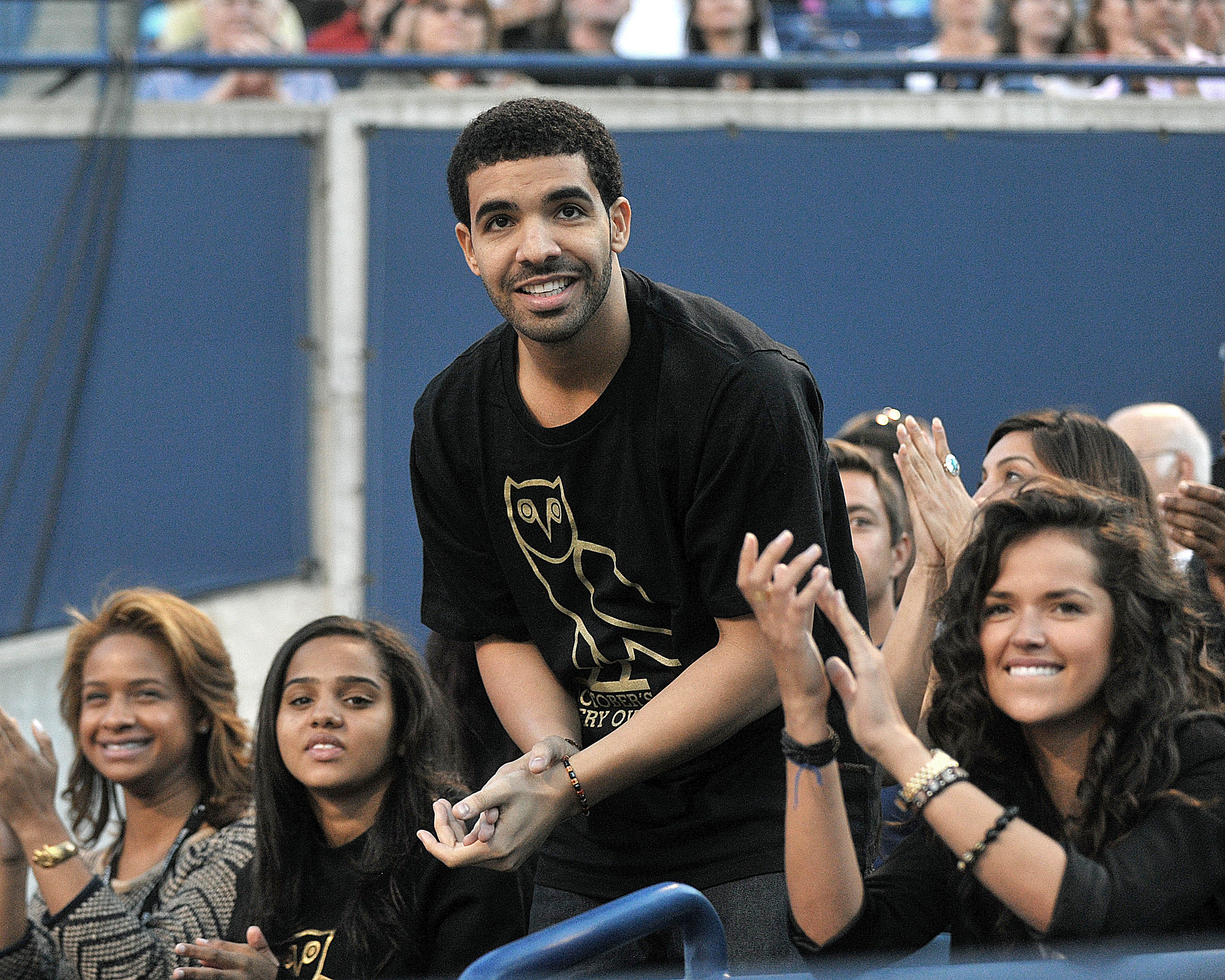 Drake cheering on Serena Williams on August 11, 2011 in Toronto, Canada | Source: Getty Images