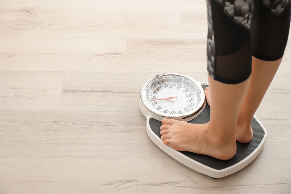 Mujer midiendo su peso con una báscula. | Foto: Shutterstock