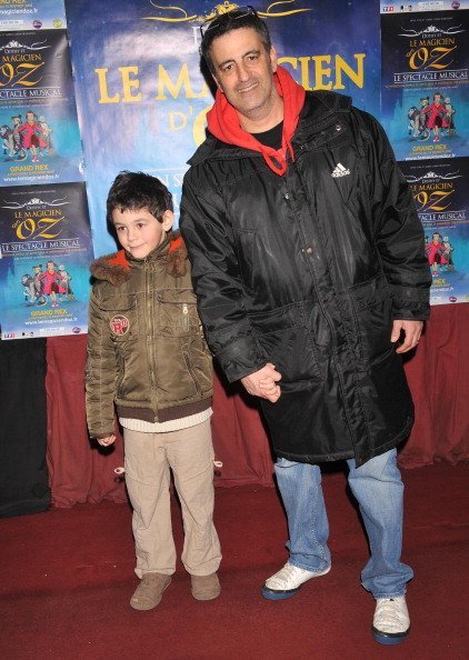 Phil Barney avec son fils à Paris, France, le 15 février 2009. | Photo : Getty Images