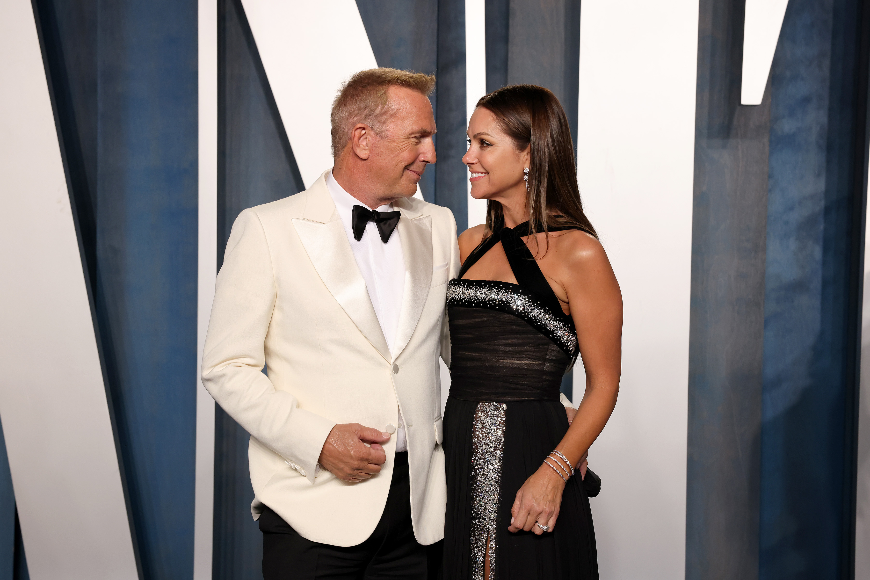 Kevin Costner and Christine Baumgartner at the 2022 Vanity Fair Oscar Party in Beverly Hills, 2022 | Source: Getty Images