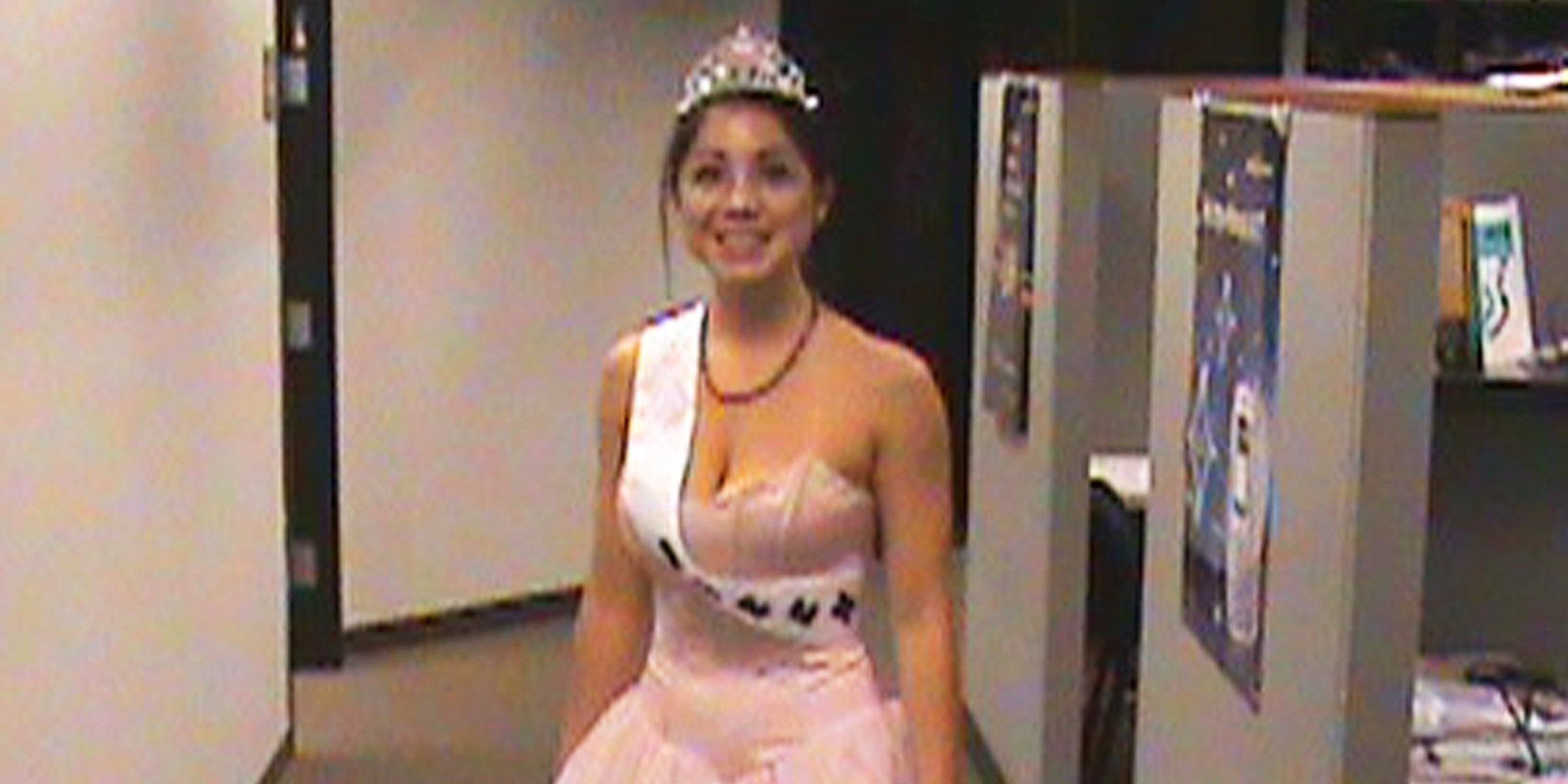 A young woman in a light-colored costume | Source: Flickr