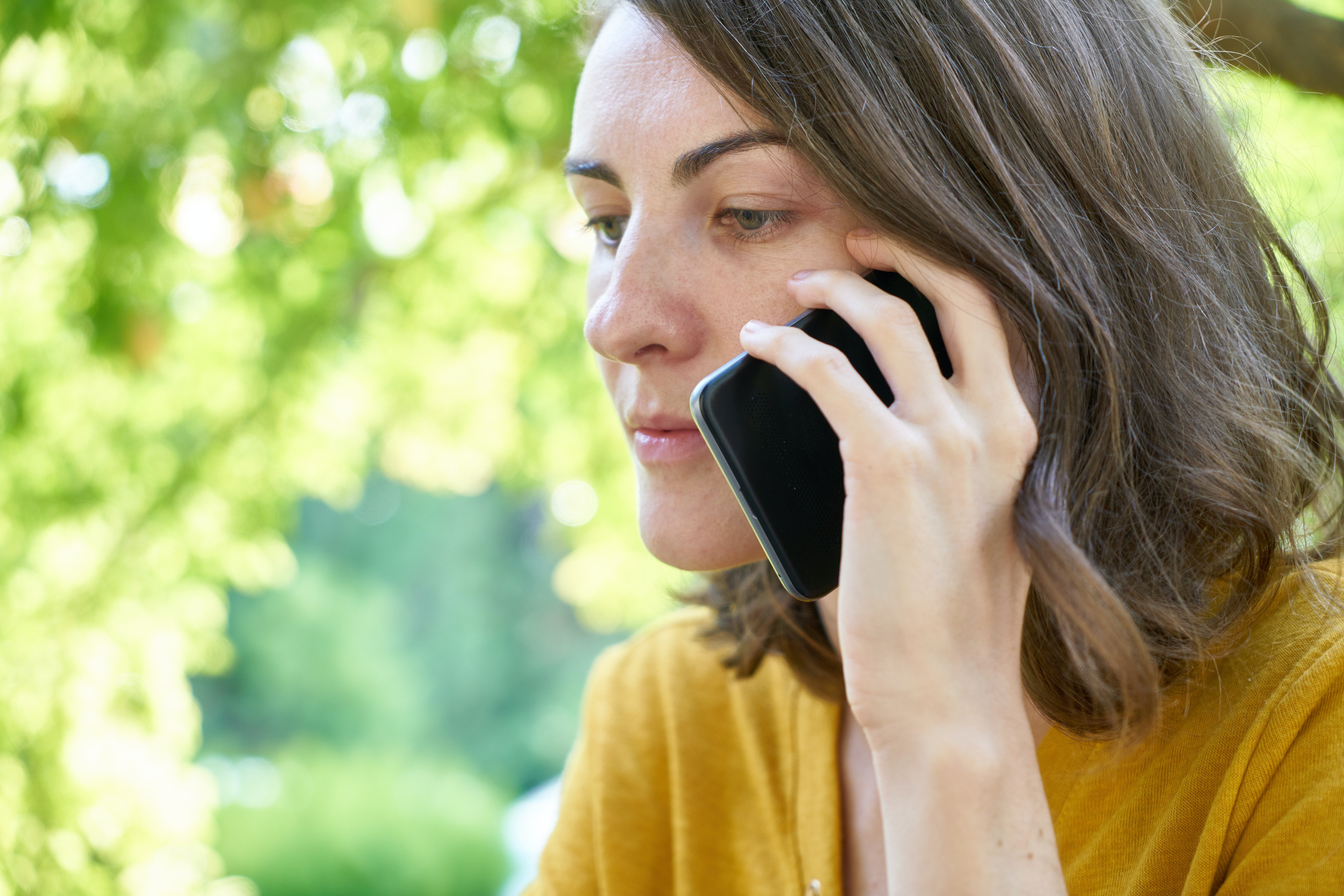 A woman on the phone | Source: Pexels