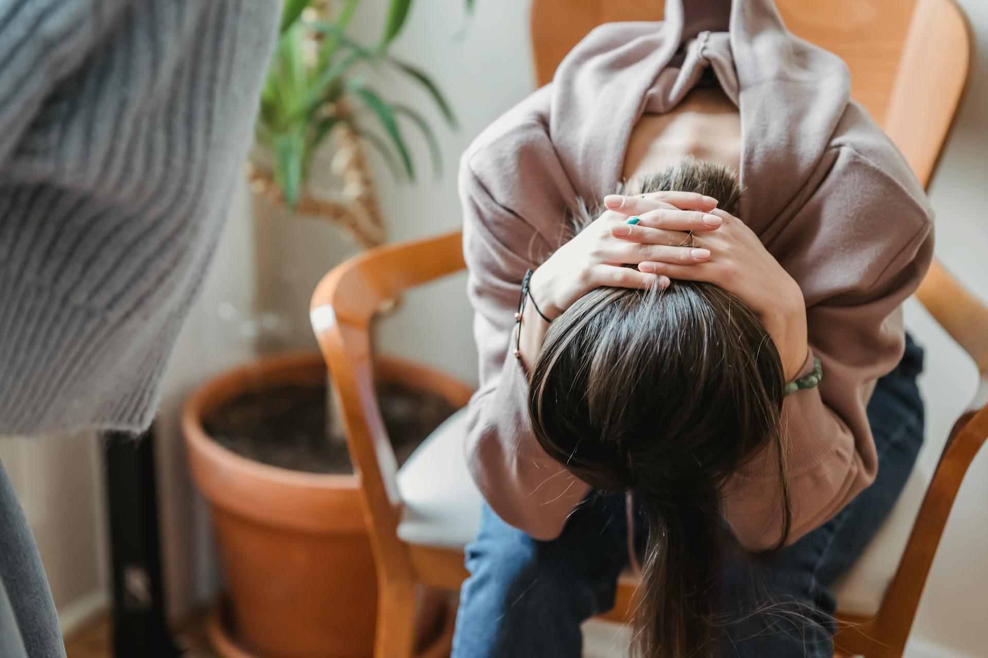 A woman in distress | Source: Pexels