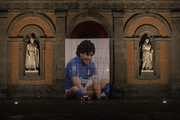 Une grande photo de la légende du football argentin Diego Armando Maradona à Naples, en Italie.|Photo : Getty Images