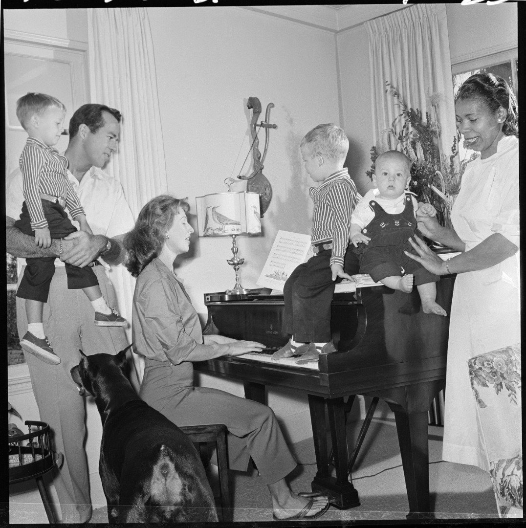 Cloris Leachman with her husband, George Englund and their sons George jr.,  Adam and Bryan. Julia Harris is the children's nurse. | Source: Getty Images