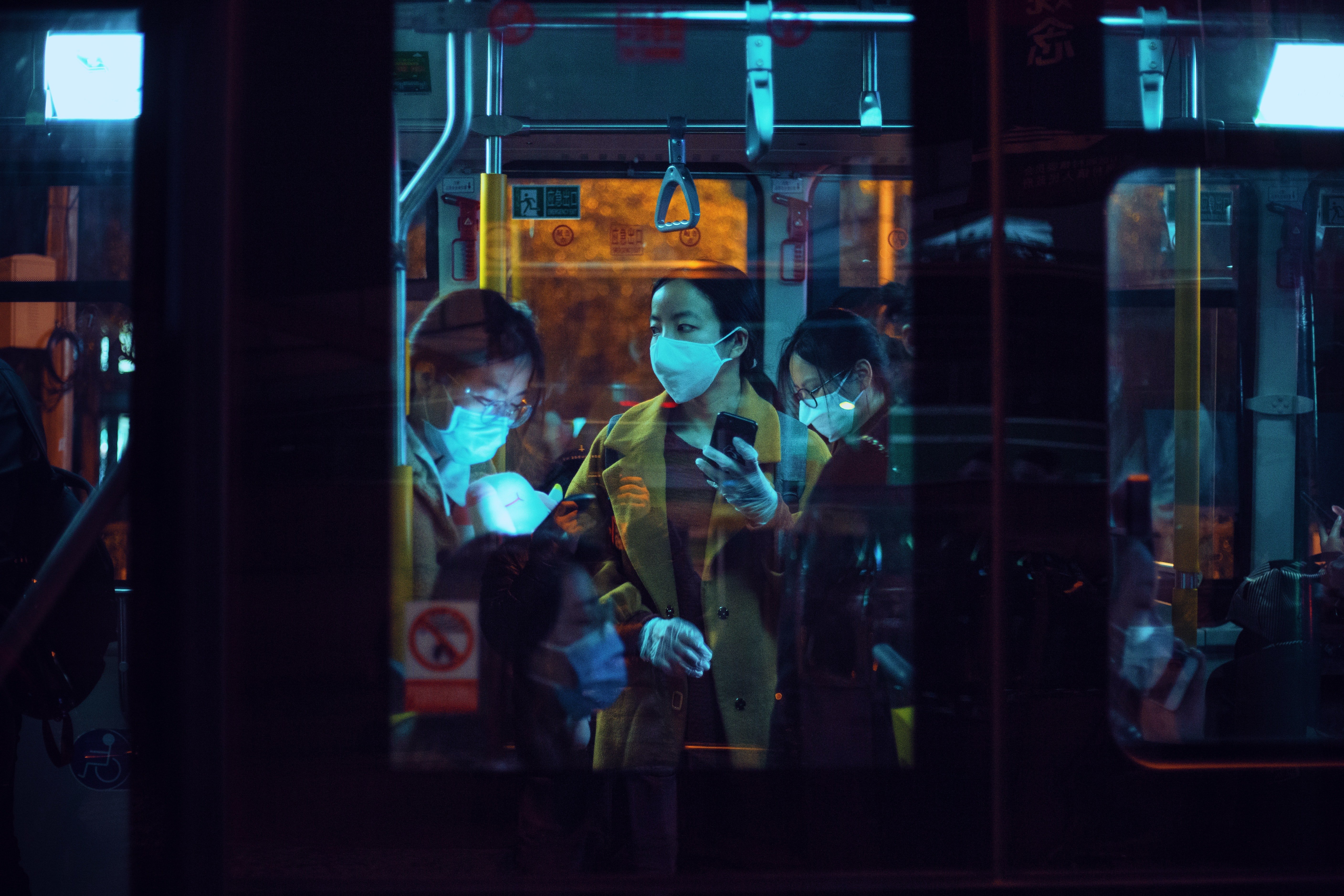Varias personas en un autobús con mascarillas sobre sus rostros. | Foto: Pexels