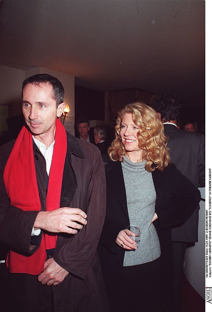 Thierry Lhermitte et sa femme à La Ceremonie Des Lumieres (The Light Ceremony) Au Théâtre Marigny en 1999. | Photo : Getty Images